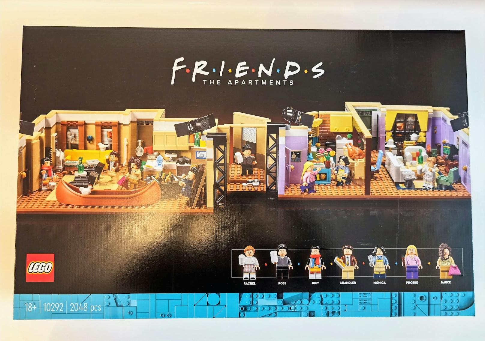 Mit dem neuen "Friends Apartments" gibt es nun jedoch erstmals die Figuren in ihren aus den Serien bekannten Wohnungen bewundern.&nbsp;