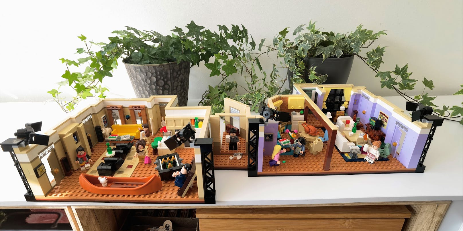LEGO bringt zum "Friends"-Hype ein eigenes Set heraus. Es ist das zweite Set um die Serie – bereits 2019 durften sich die "Friends"-Stars im Set "Central Perk Café" in ihrem Lieblingskaffeehaus tummeln.&nbsp;