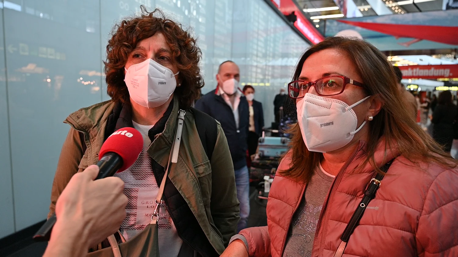 Spanische Touristinnen Ana und Marta sind verwundert über die Sicherheitsmaßnahmen.