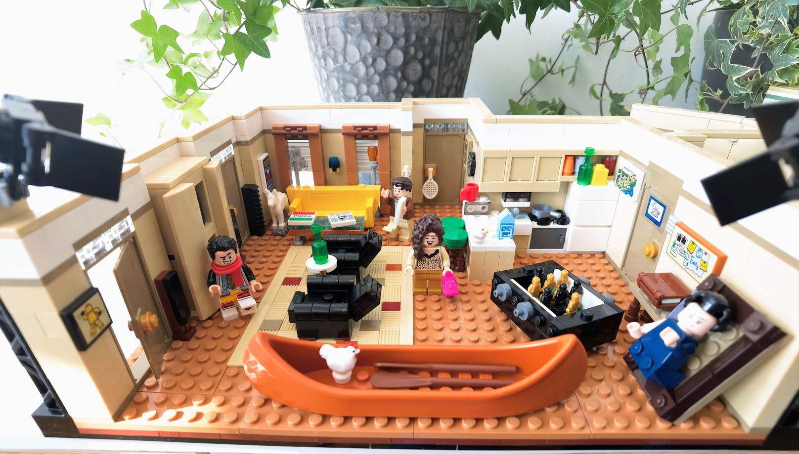 Dafür ist es eines der detailliertesten LEGO-Sets überhaupt. Fans der Serie werden in den beiden Apartments jeweils mindestens ein Dutzend Elemente finden, ...
