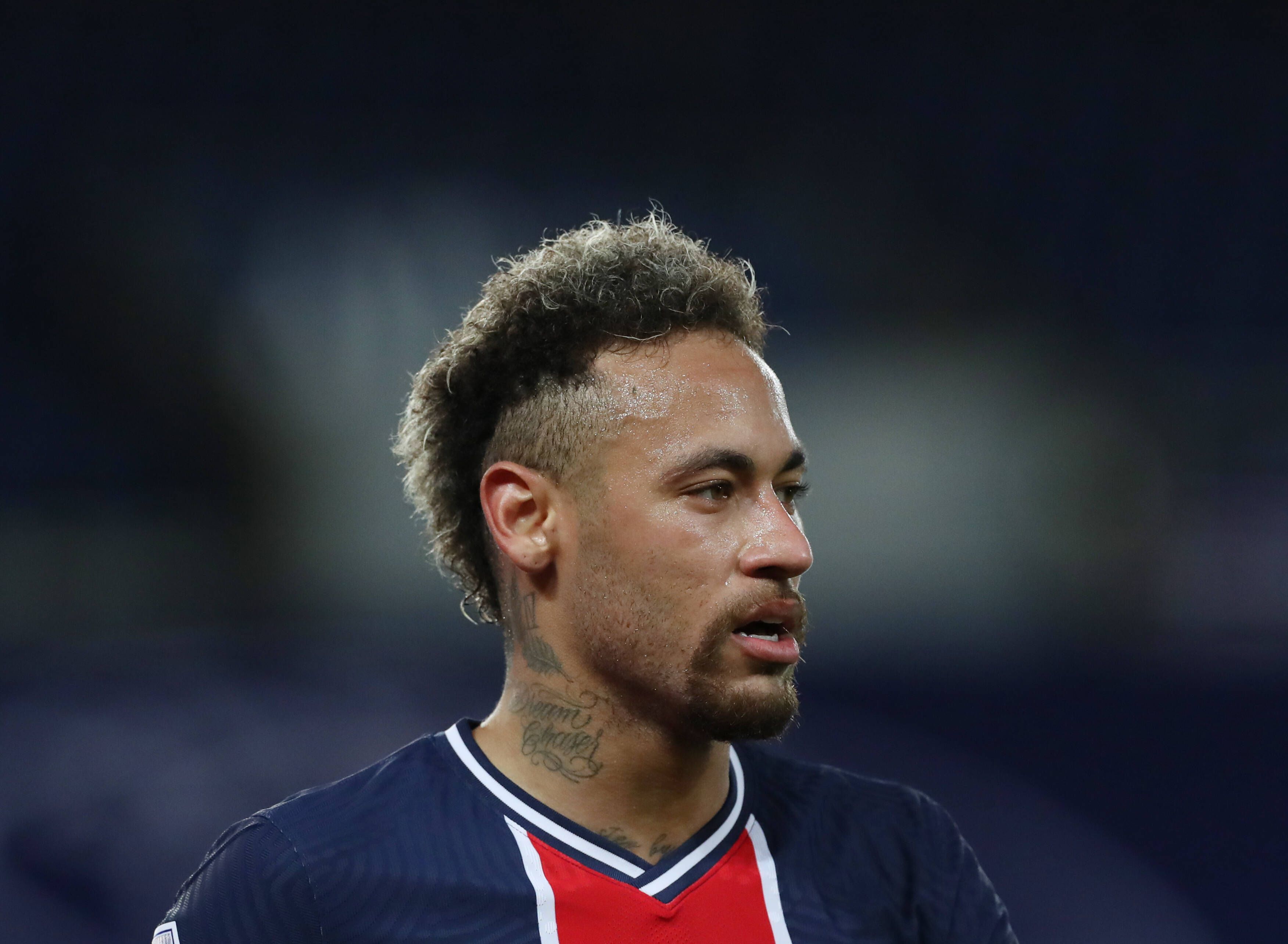 Neymar schießt gegen Nike. 
