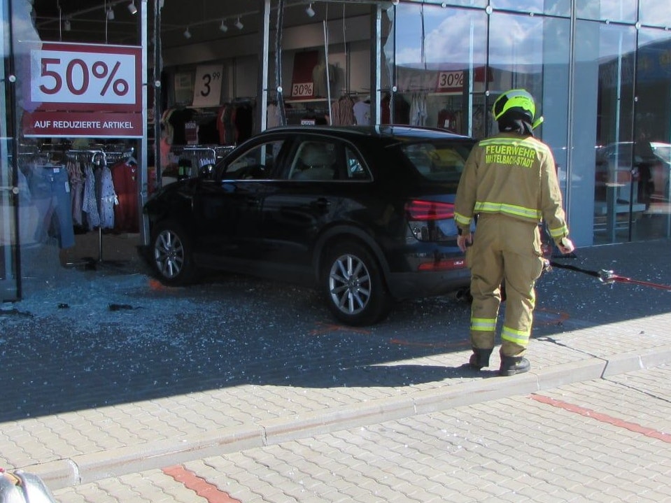 Die Lenkerin wurde verletzt.