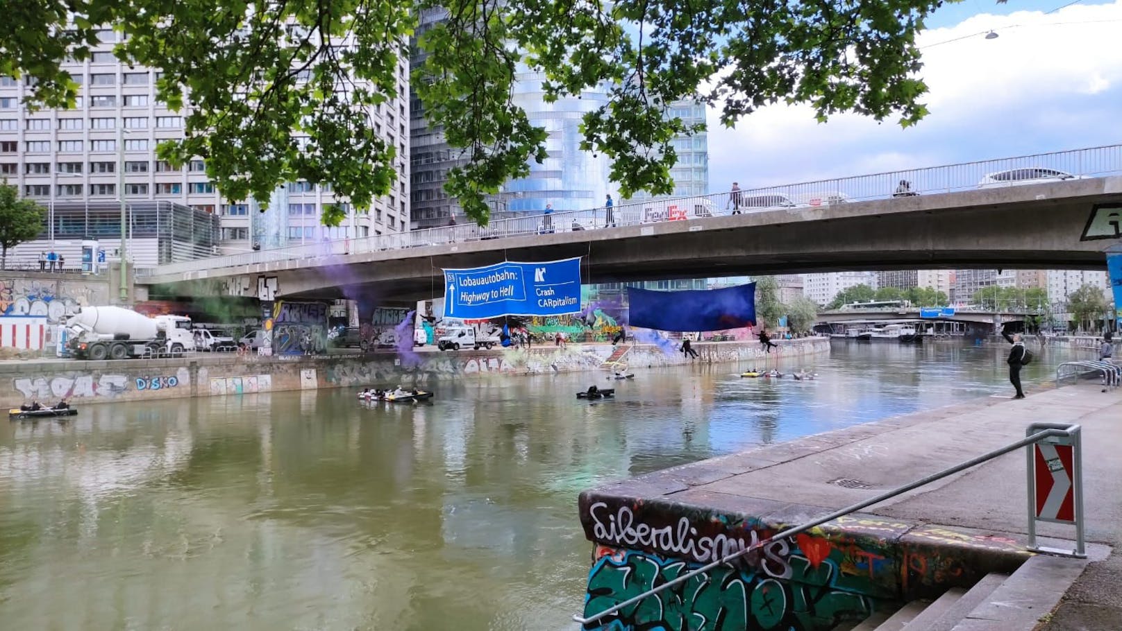 Klima-Aktivisten blockieren Aspernbrücke in Wien