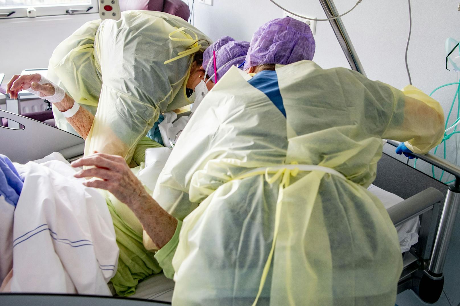 Mediziner betreuen einen Corona-Patienten auf einer Intensivstation.