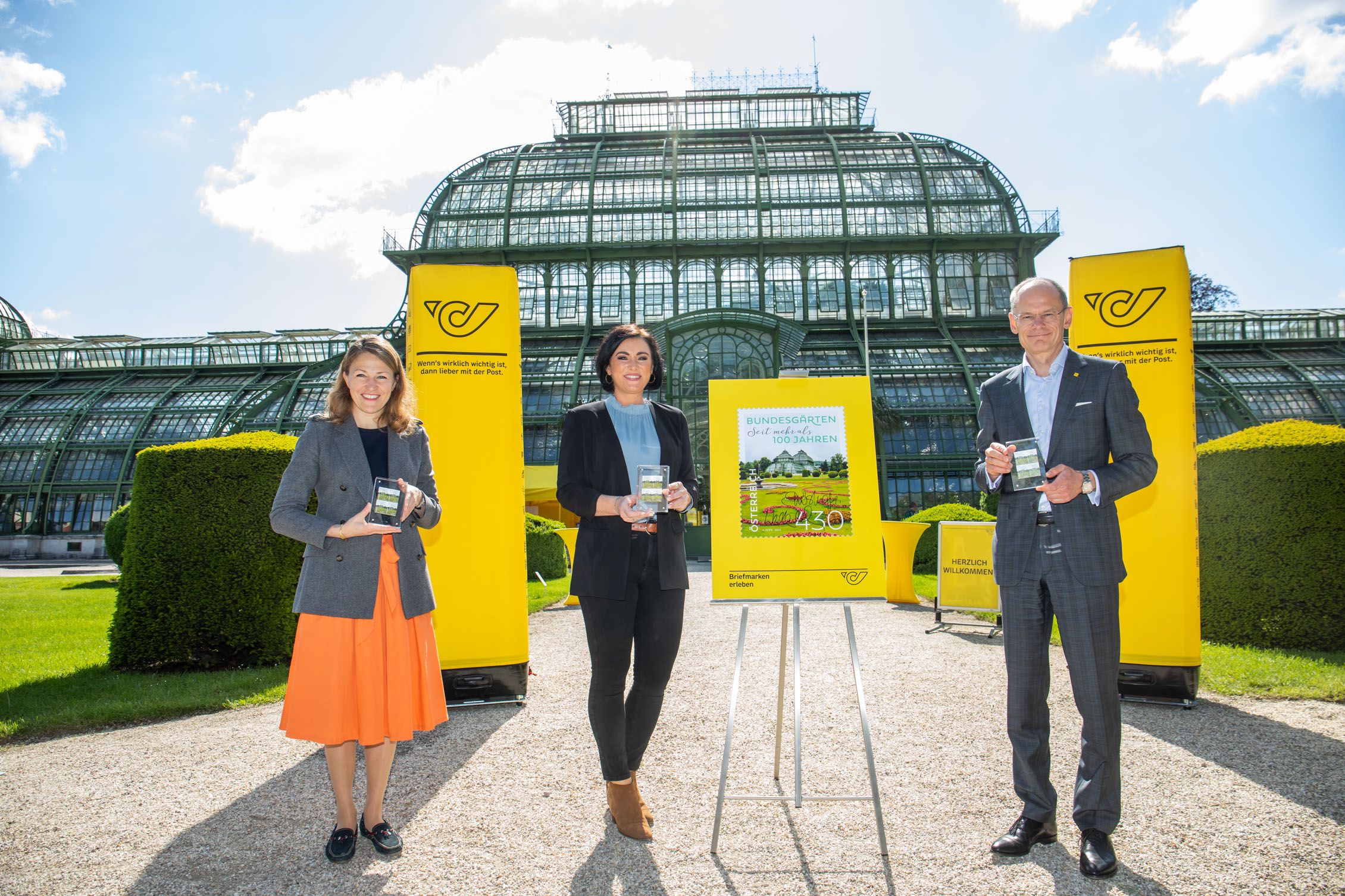 Von links: Katrin Völk, Direktorin der HBLFA Schönbrunn und der Österreichischen Bundesgärten, Bundesministerin Elisabeth Köstinger, Bundesministerin für Landwirtschaft, Regionen und Tourismus, DI Walter Oblin, Generaldirektor-Stellvertreter und Vorstand für Brief & Finanzen der Österreichischen Post AG