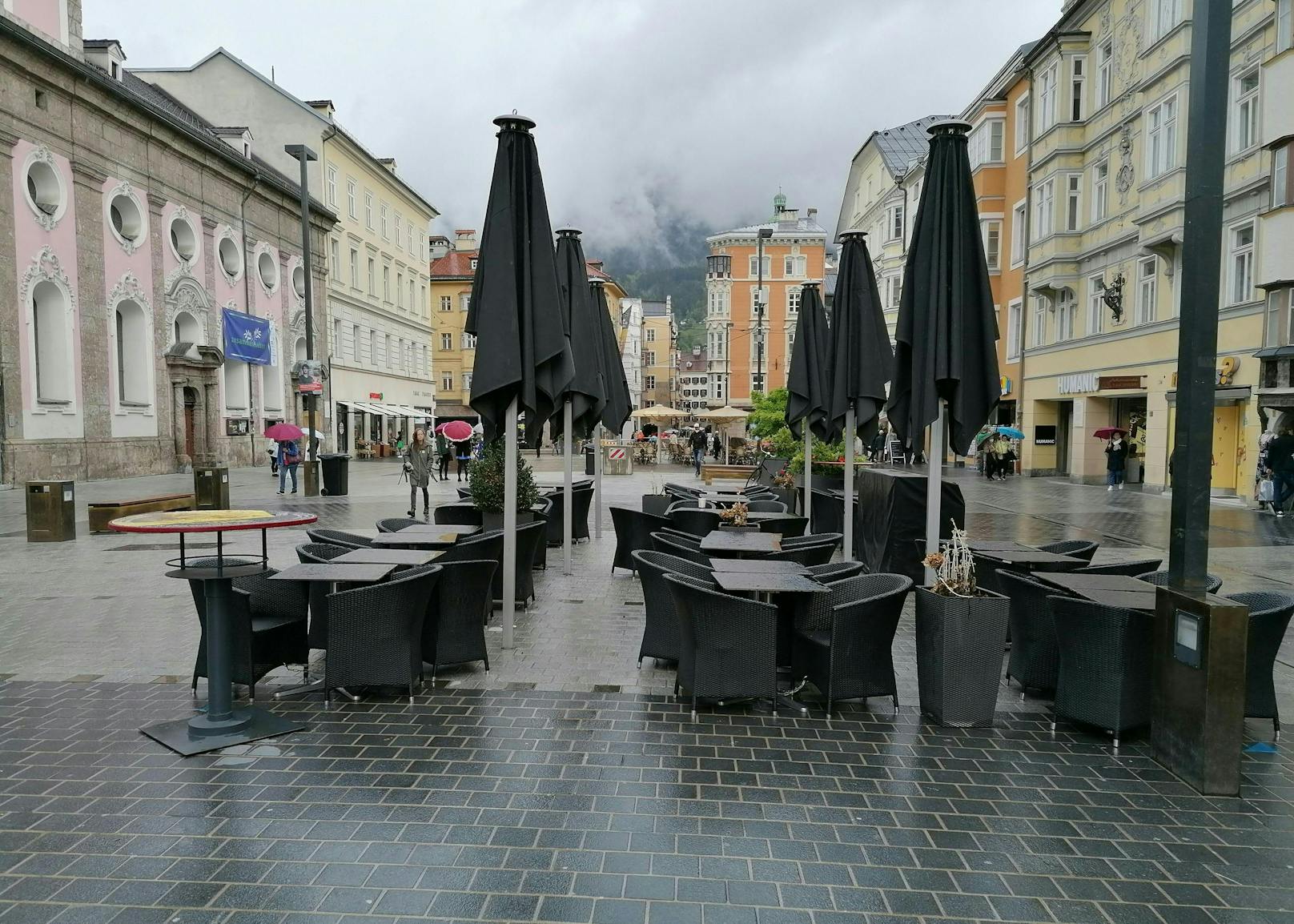 Ein leerer Gastgarten bei regnerischem Wetter in Innsbruck. (Symbolbild)