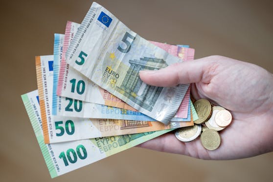 Eine Frau hält Bargeld in der Hand. (Symbolbild)