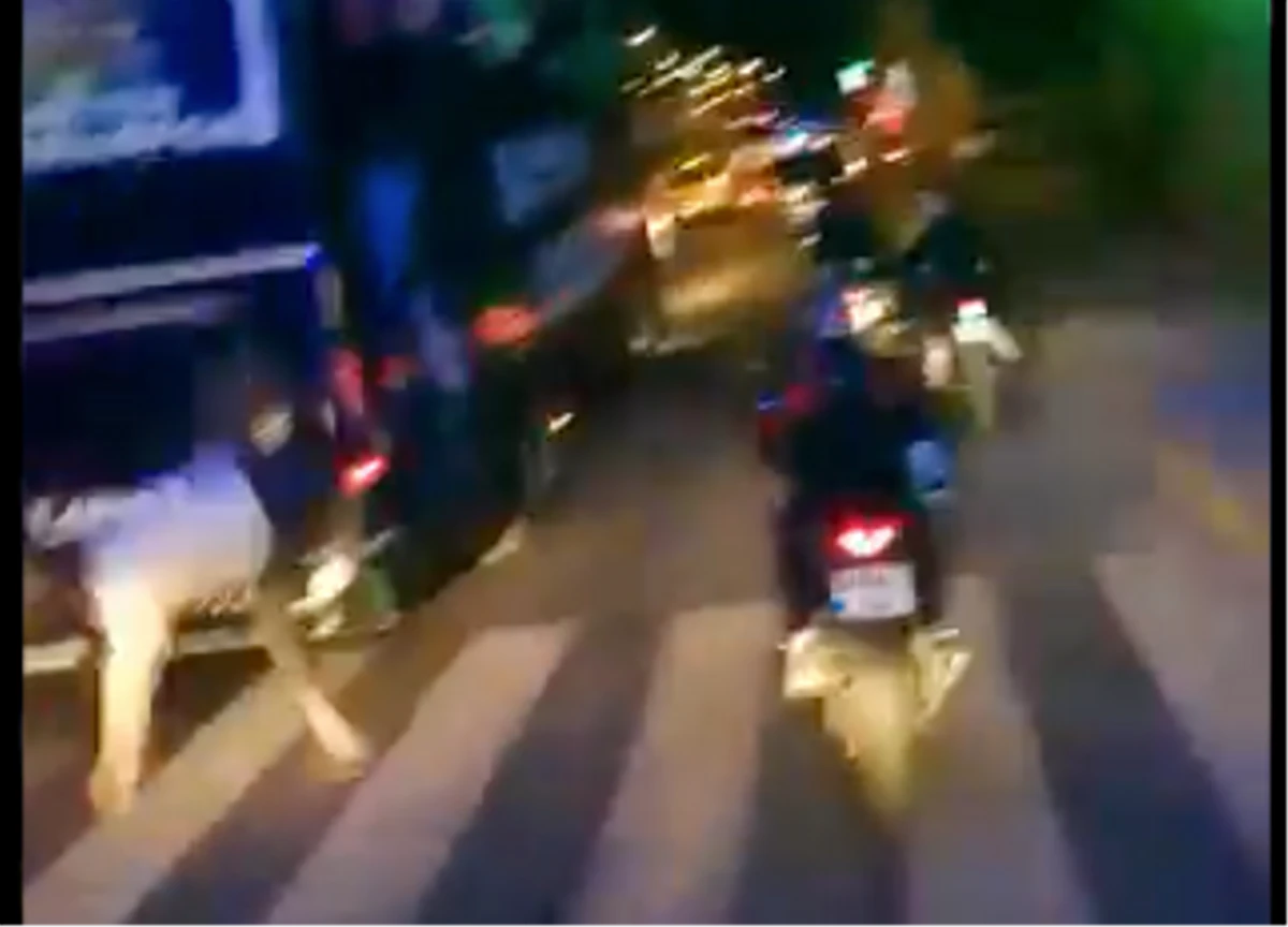 Bahri Can Avci fällt aus dem Bus. 