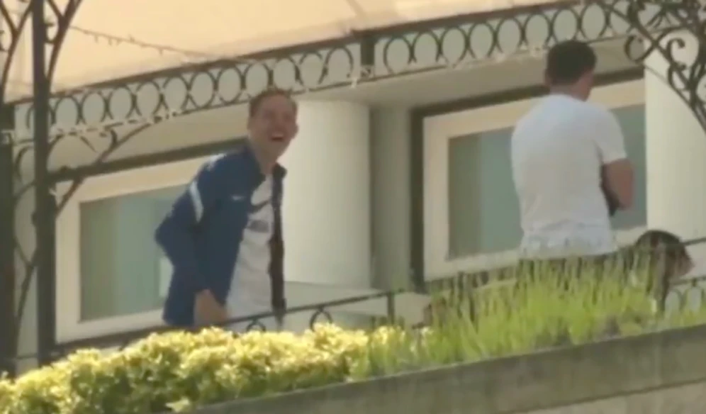 Thomas Tuchel imitiert Pep Guardiola in Porto.