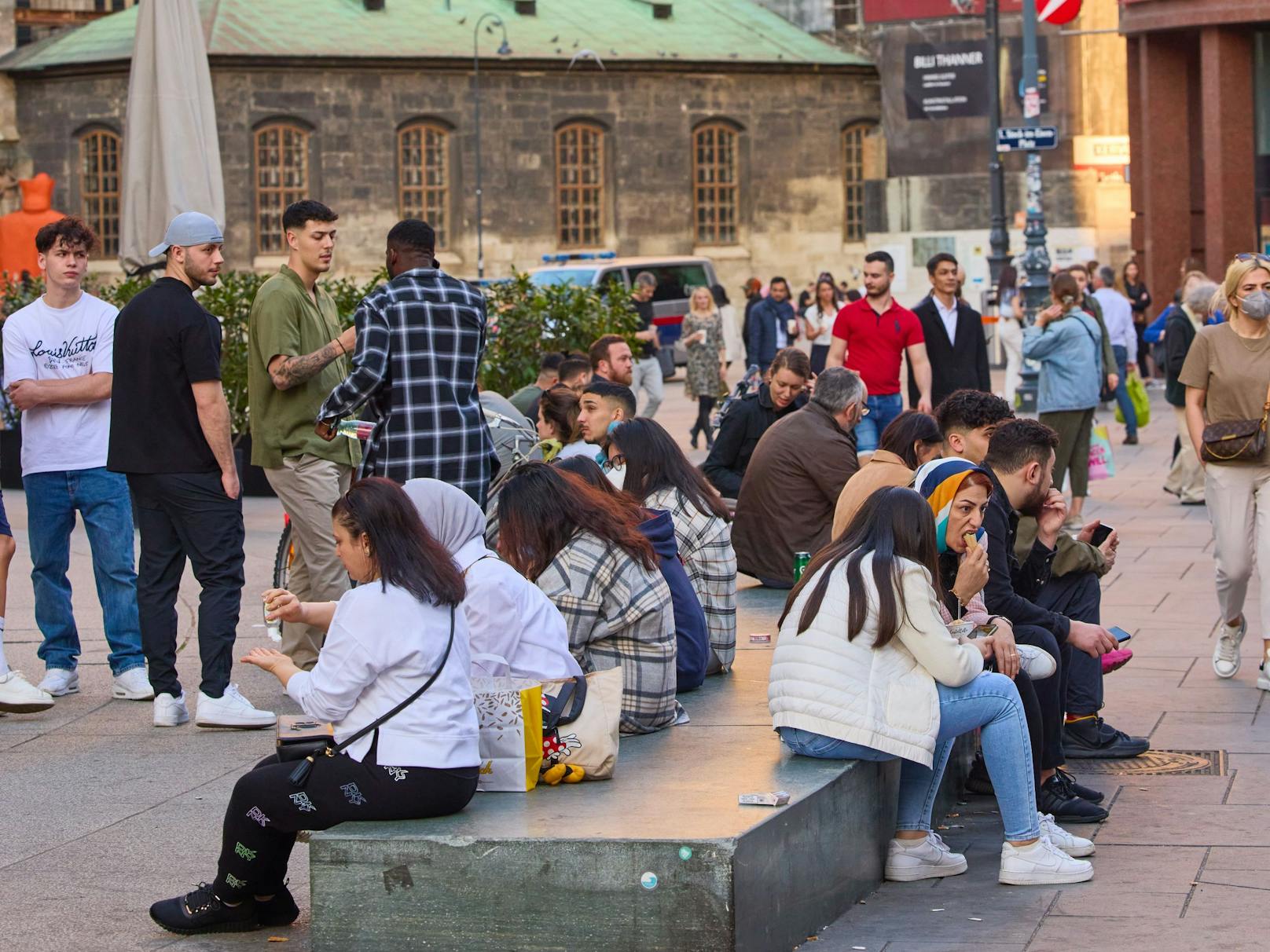 Menschenmassen am Stephansplatz. Archivbild, März 2021