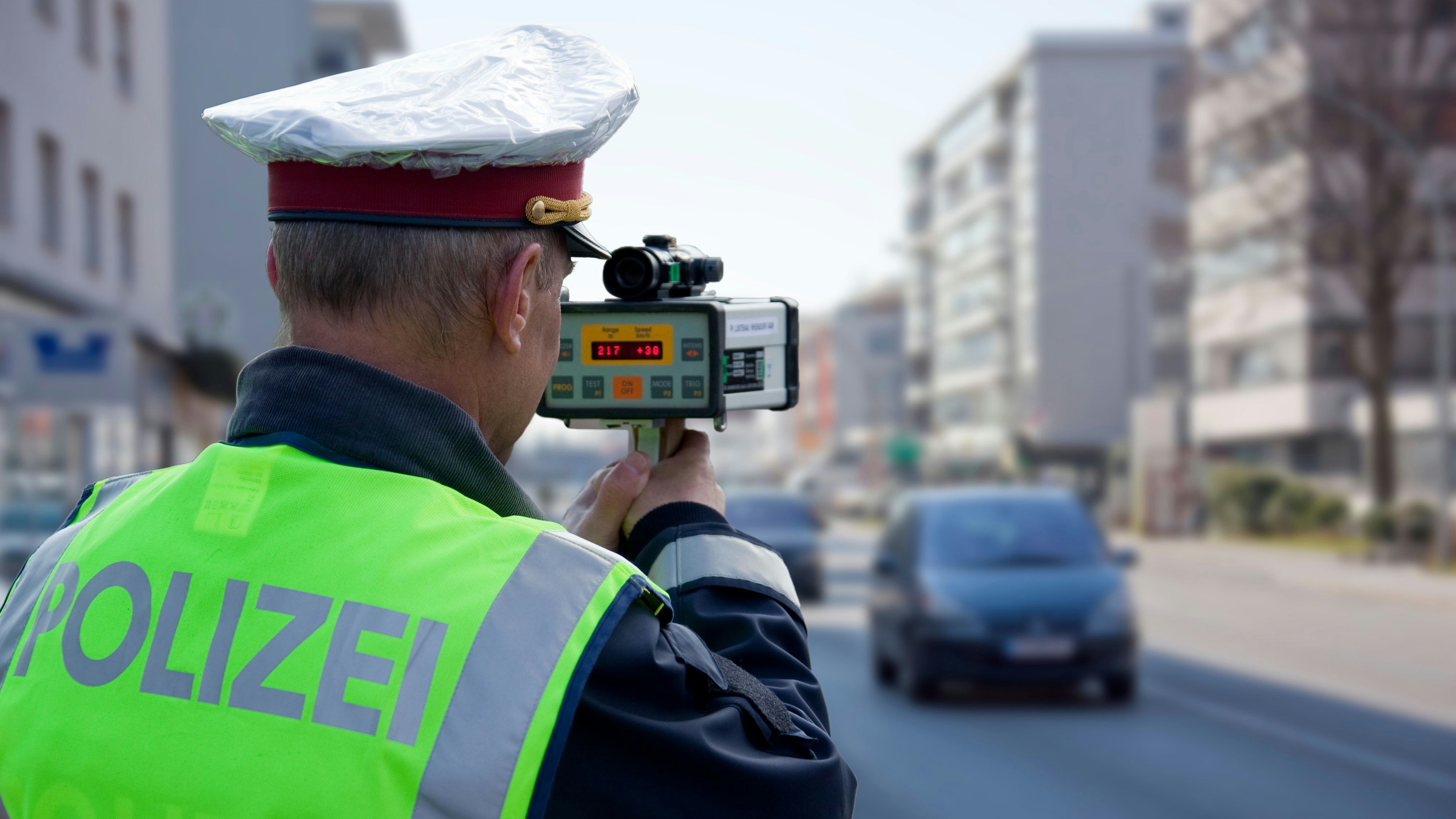 Jener Beamte, der die Geschwindigkeit überprüfte, wusste klarerweise (noch) nichts von einem Einbruch.