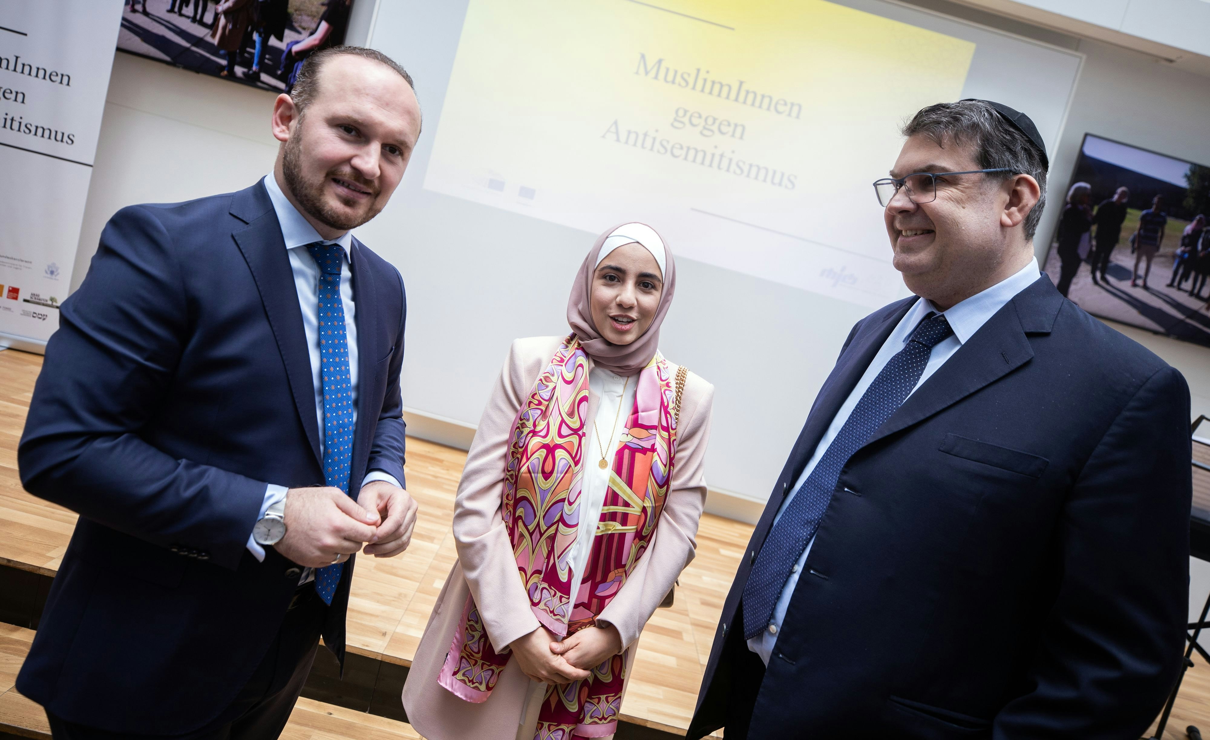 Die MJÖ (Muslimische Jugend Österreichs) will unter der aktuell Vorsitzenden Canan Yasar juristisch gegen die von Integrationsministerin Raab präsentierte "Islam-Karte" vorgehen. Das Bild zeigt  Yasar umflankt von IGGÖ-Präsident Ümit Vural und dem Präsidenten der Israelitischen Kultusgemeinde Wien, Oskar Deutsch im Rahmen der Aktion "MuslimInnen gegen Antisemitismus (2019).