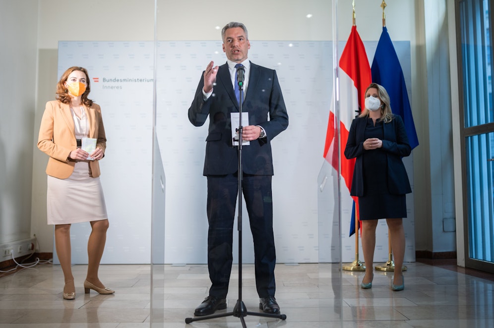 Justizministerin Alma Zadic (Grüne), Innenminister Karl Nehammer (ÖVP) und Frauenministerin Susanne Raab (ÖVP) läuteten den Sicherheitsgipfel ein.