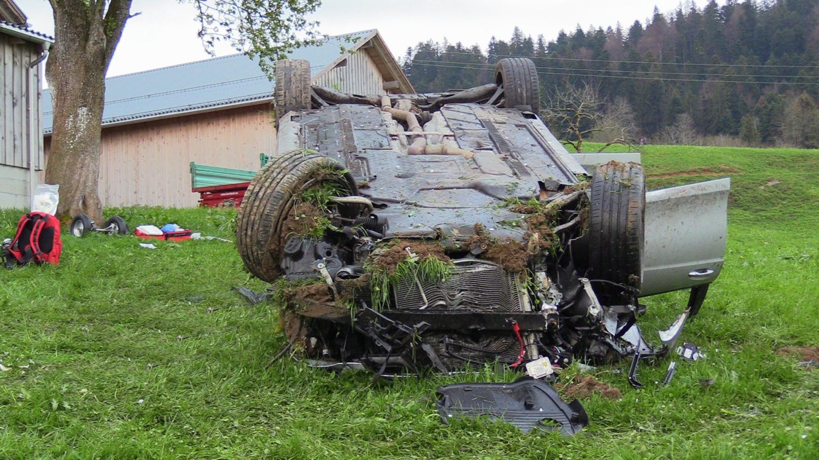 Das völlig zerstörte Unfallfahrzeug