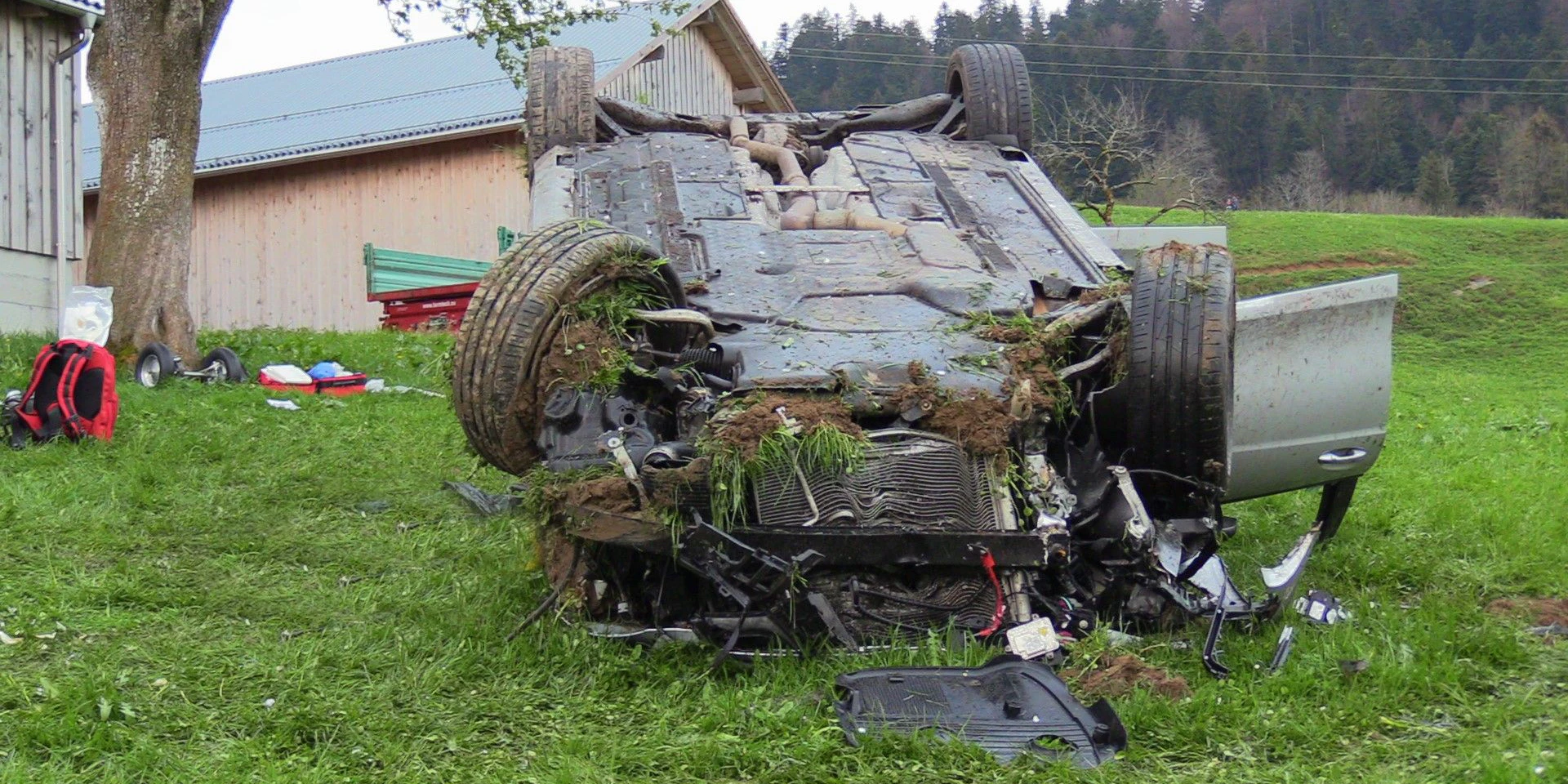 Das völlig zerstörte Unfallfahrzeug
