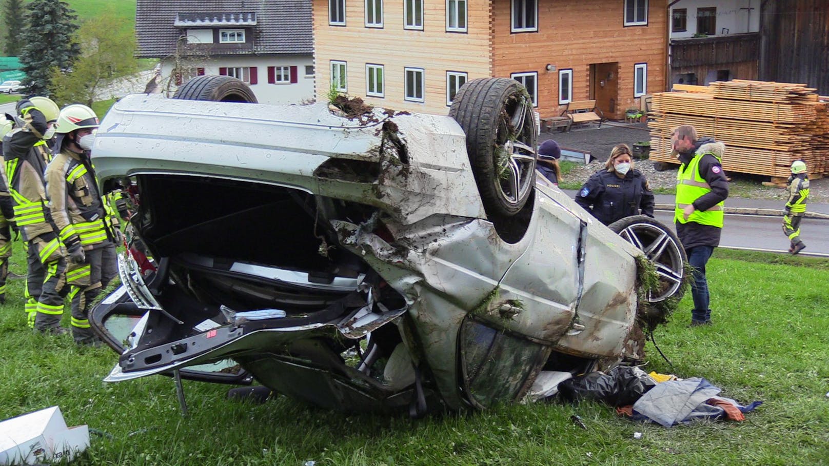 Das Unfall-Auto: Eine 15-Jährige verlor bei dem Crash ihr Leben.