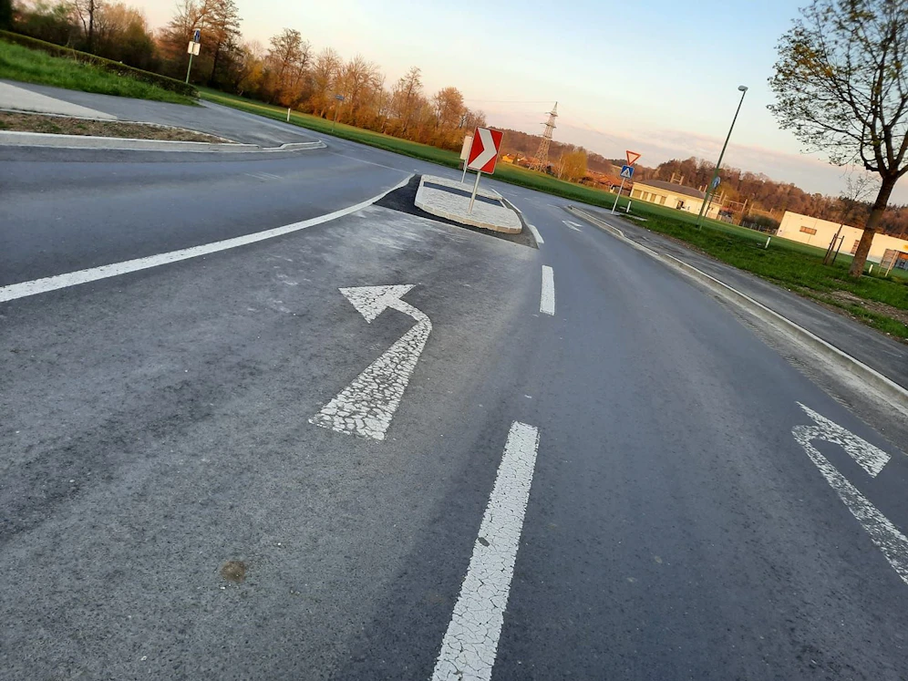 Eine Bodenmarkierung an der Kreuzung Negrellistraße und Zeppelinstraße in Wels sorgt für Verwunderung bei Autofahrern.