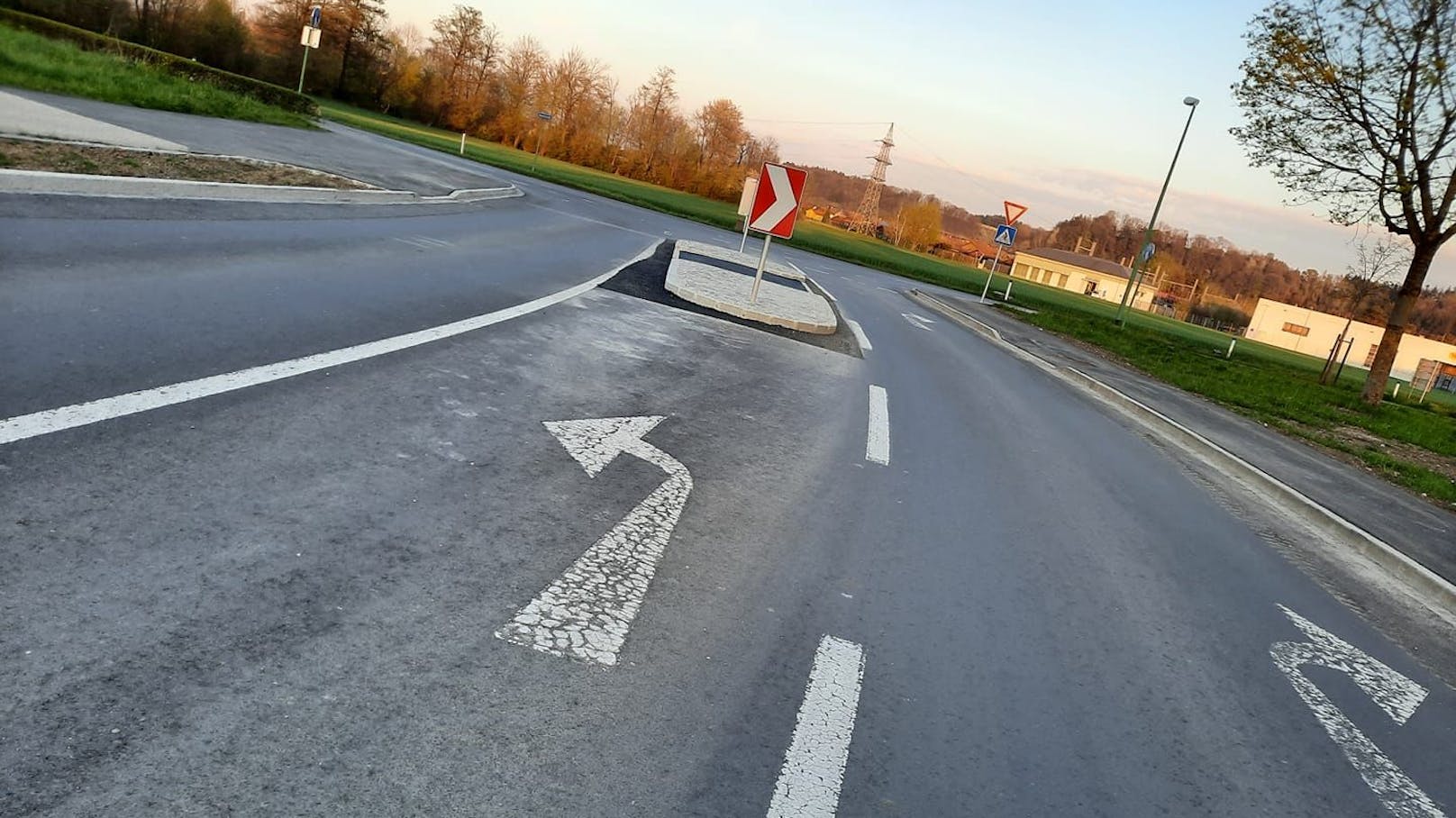 Diese Bodenmarkierung in Wels sorgt für Verwunderung bei Autofahrern.
