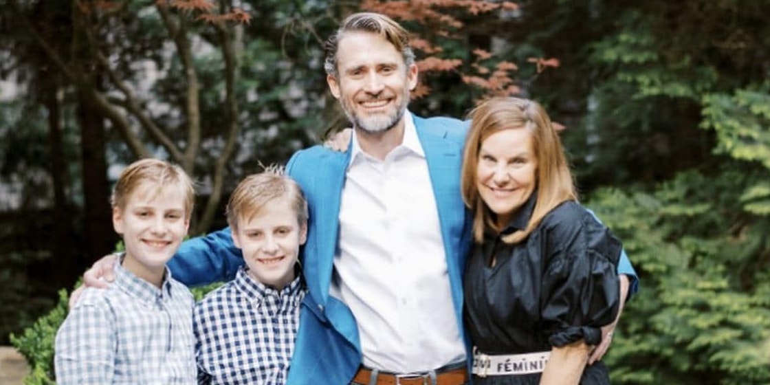 Christine und James mit ihren Söhnen