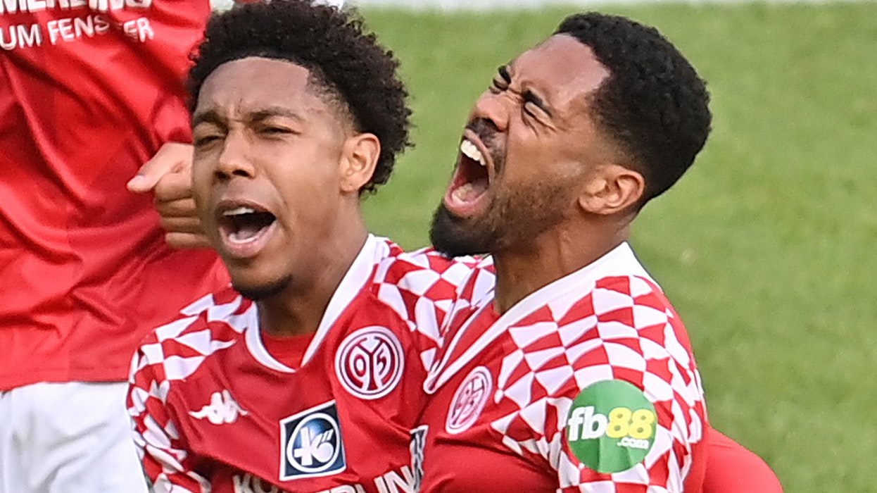 Phillipp Mwene (r.) bejubelt sein erstes Bundesliga-Tor.