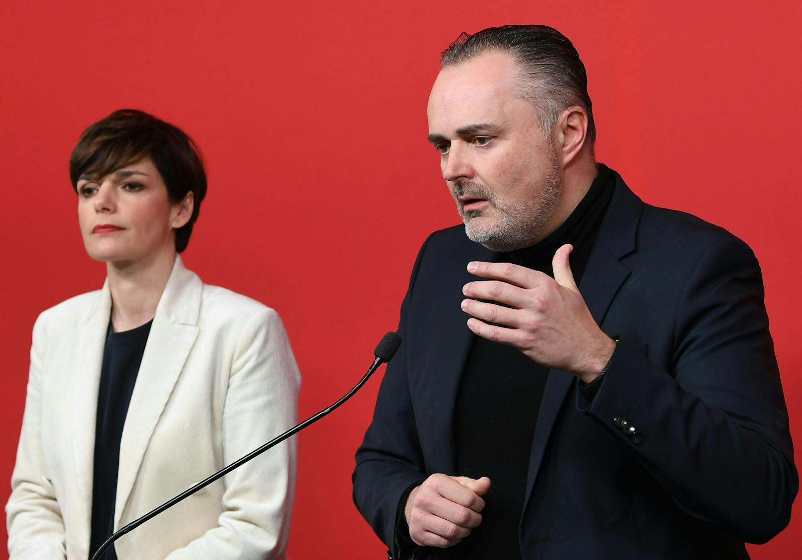 Es folgten erste Diskussionen um einen möglichen Wechsel an der Parteispitze. Burgenlands Landeshauptmann Doskozil galt als einer der größten Kritiker.