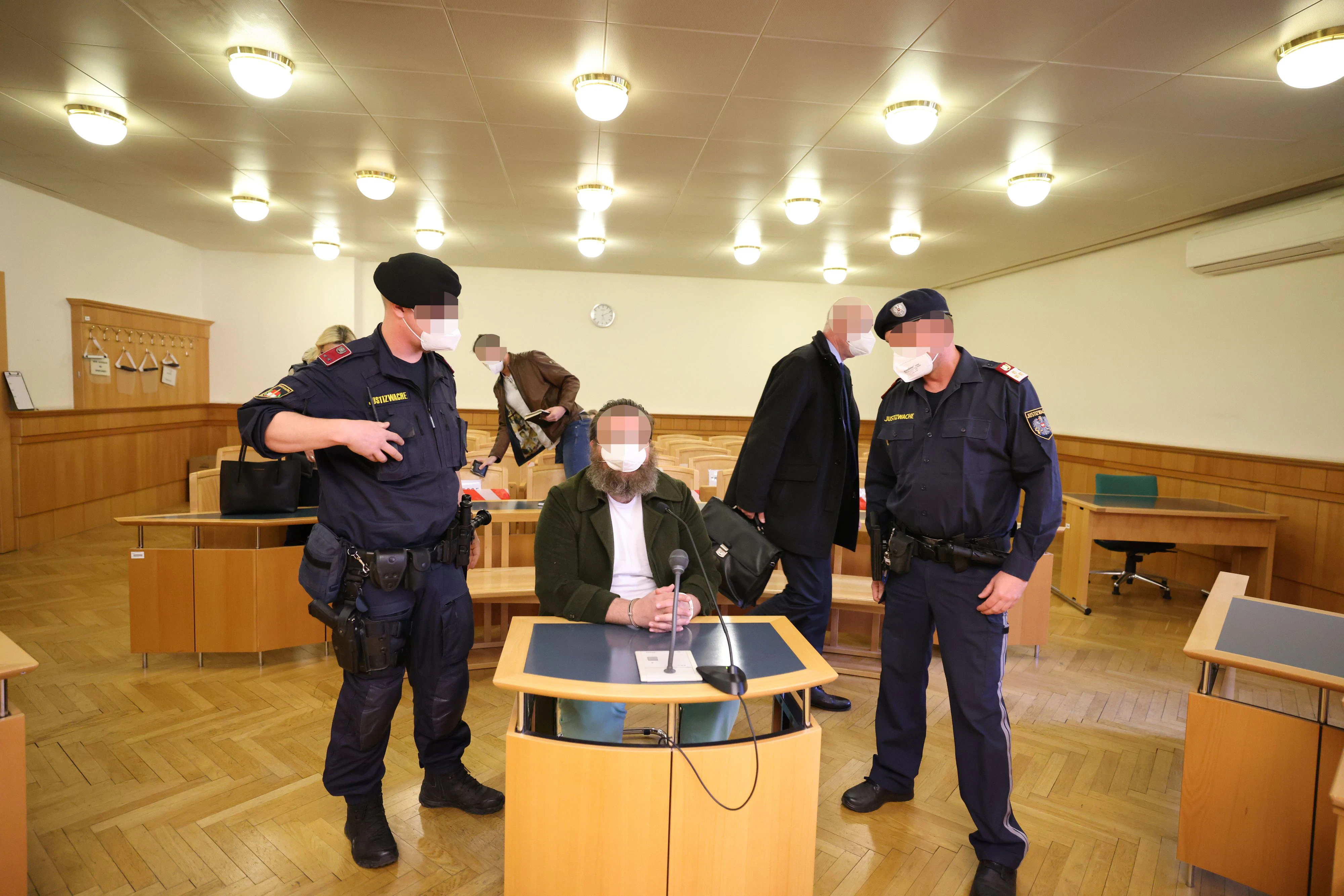 Der Angeklagte wurde in eine Anstalt für abnorme Rechtsbrecher eingewiesen.