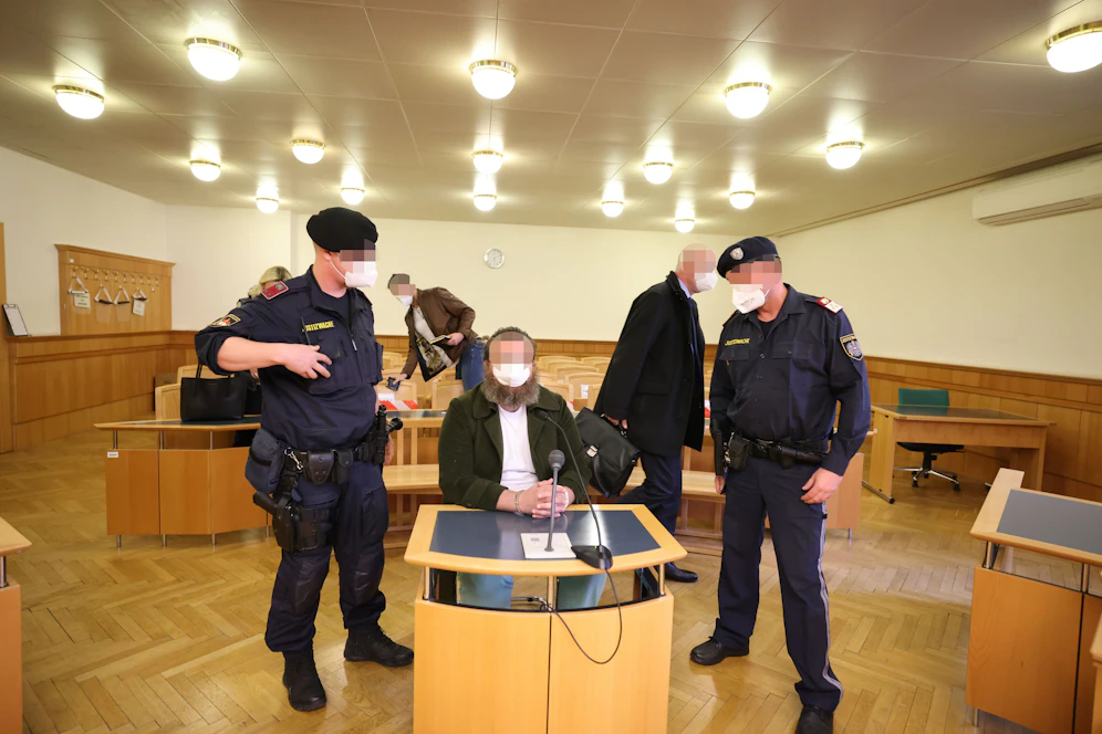 Der Angeklagte wurde in eine Anstalt für abnorme Rechtsbrecher eingewiesen.