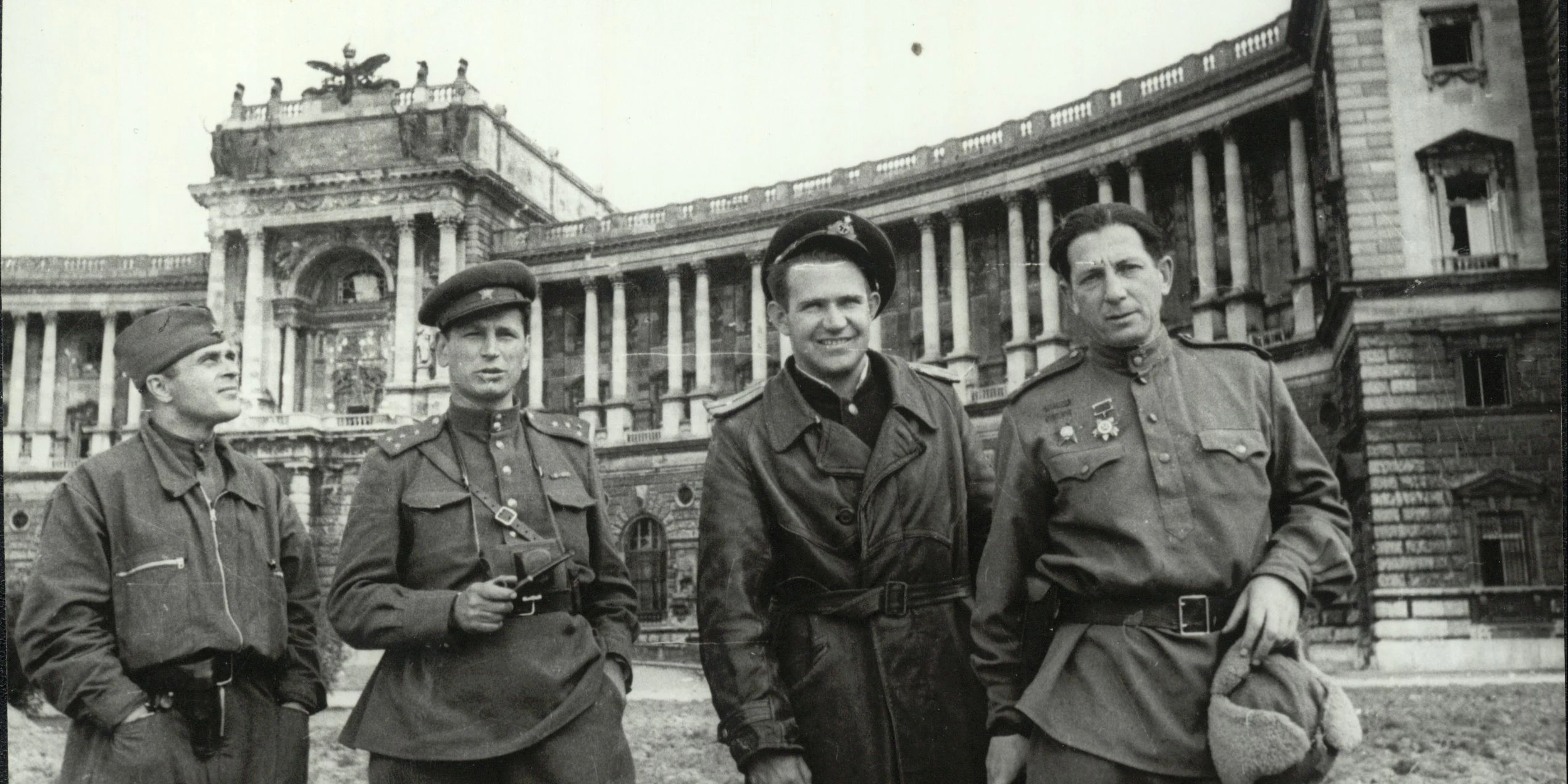 Sowjetische Soldaten vor der Hofburg im Jahr 1945