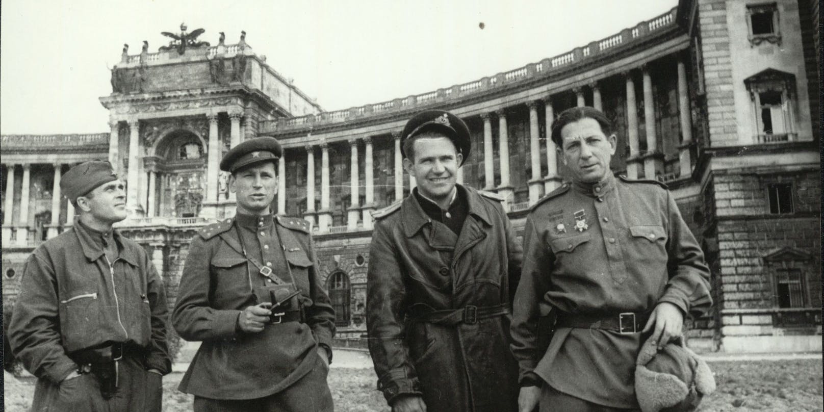 Sowjetische Soldaten vor der Hofburg&nbsp;nach der Befreiung Wiens im Jahr 1945