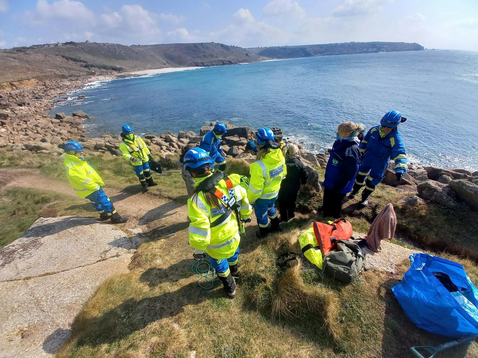 Das Land's End Coastguard Rescue Team half den freiwilligen Helfern von British Divers Marine Life Rescue (BDMLR), die Robbe zu befreien.