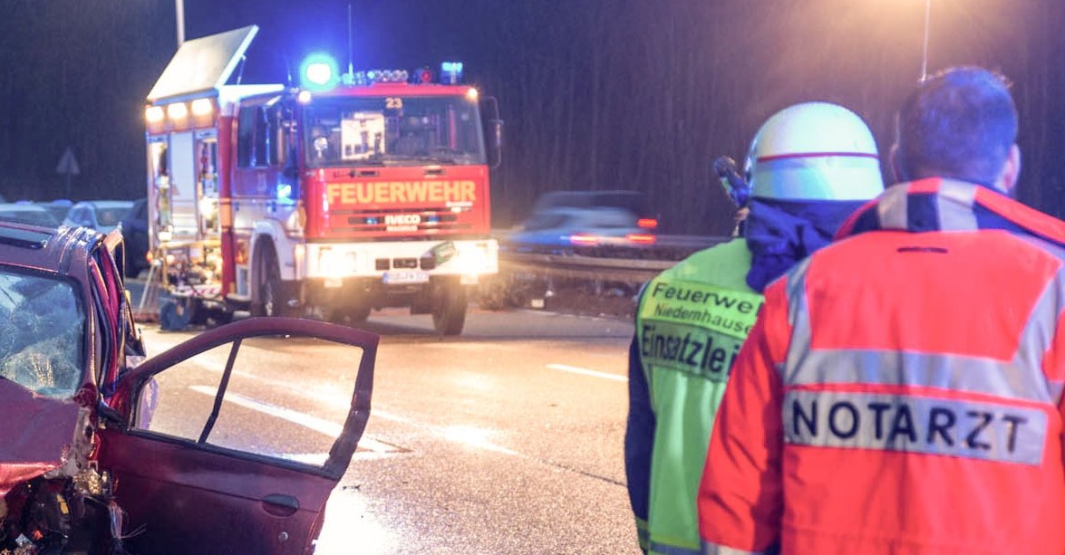 Hessische Einsatzkräfte nach einem schweren Verkehrsunfall. Symbolfoto