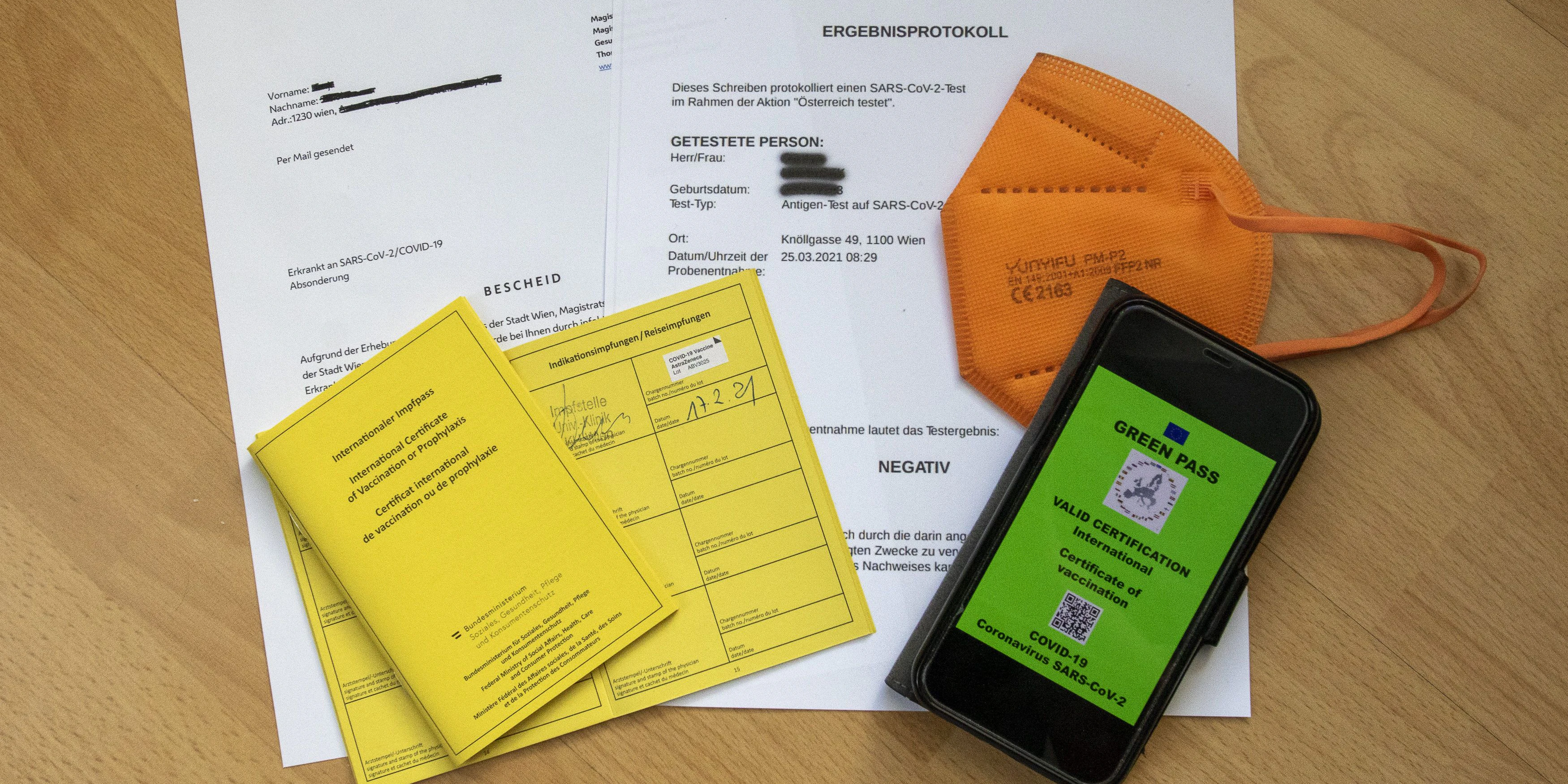 Der "Grüne Pass" soll ab Juni umgesetzt werden. Bis dahin müssen Wirte Testergebnisse und Impfpässe kontrollieren.
