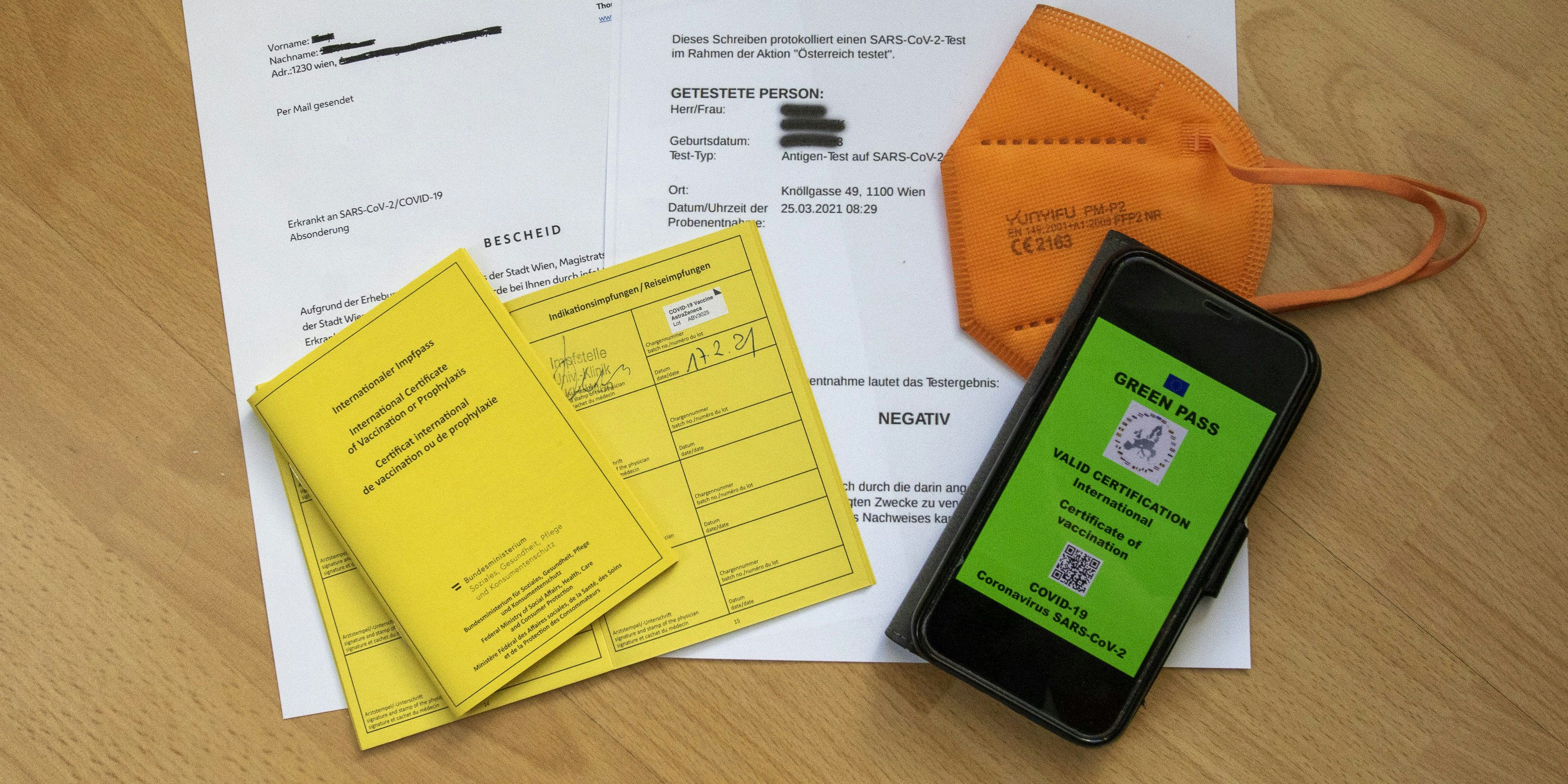 Der "Grüne Pass" soll ab Juni umgesetzt werden. Bis dahin müssen Wirte Testergebnisse und Impfpässe kontrollieren.