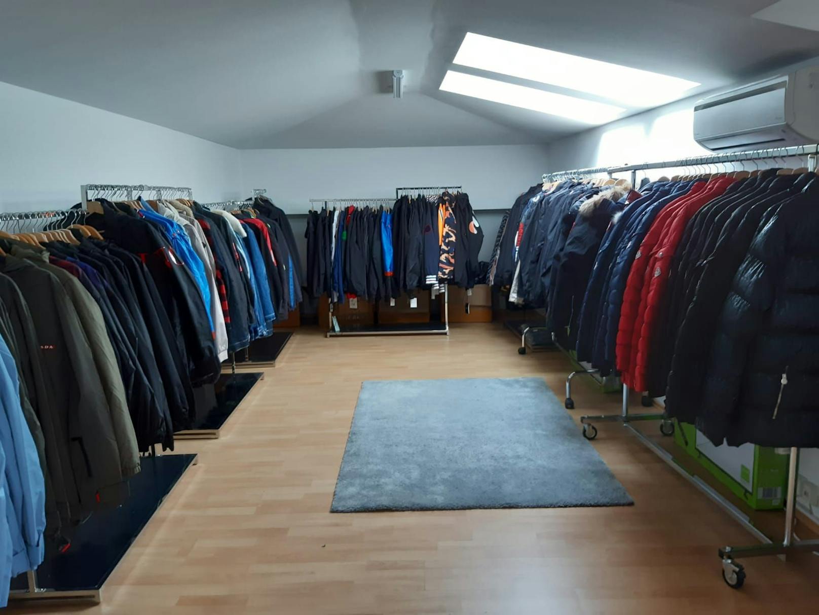 Finanzpolizei hebt illegale Boutique in Brigittenau auf