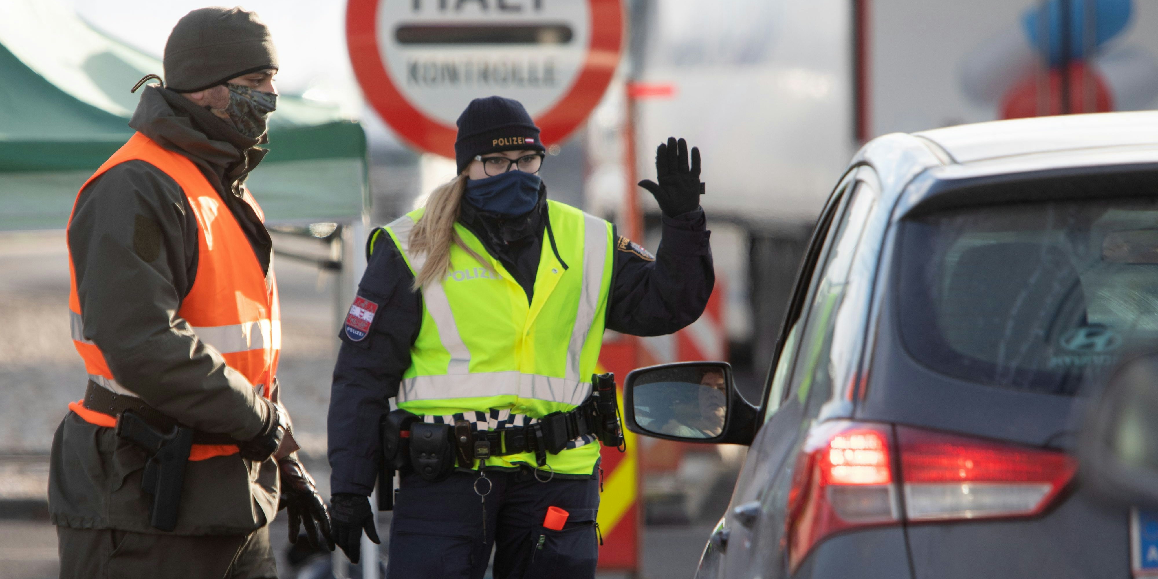 Download von www.picturedesk.com am 03.05.2021 (07:41).  ÖSTERREICH; DRASENHOFEN; 20210114; Österreichische Polizei und Bundesheer kontrolieren Fahrzeuge bei der Einreise an der Österreichisch - Tschechischer Grenze zwischen Mikulov (CZ) und Drasenhofen, Niederösterreich am 14. Jänner 2021. Österreich hat wegen der Ausbreitung des Corona Virus (COVID -19) die meisten Grenzübergänge zu der Tschechischer Republik und der Slowakei geschlossen. Die Einreisenden müssen, ausser Ausnahmen, einen maximal 72 Stunden alten Covid PCR Test vorweissen. /// AUSTRIA; DRASENHOFEN; 20210114; Austrina police and the armed forces check cars entering at the Austrian - Czech border between Mikulov (CZ) and Drasenhofen, Lower Austria on January 14, 2021. Due to the spread of the Corona Virus (COVID -19), Austria has the most border crossings with the Czech Republic and Slovakia closed. Except in exceptional cases, those entering the country must have a Covid PCR test that is no more than 72 hours old. - 20210114_PD10109 - Rechteinfo: Rights Managed (RM)