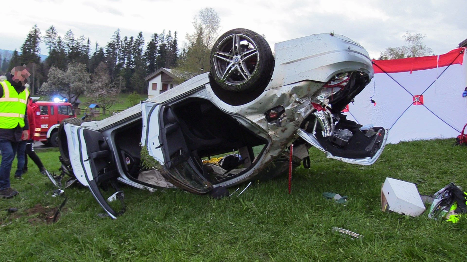 Das völlig zerstörte Unfallfahrzeug