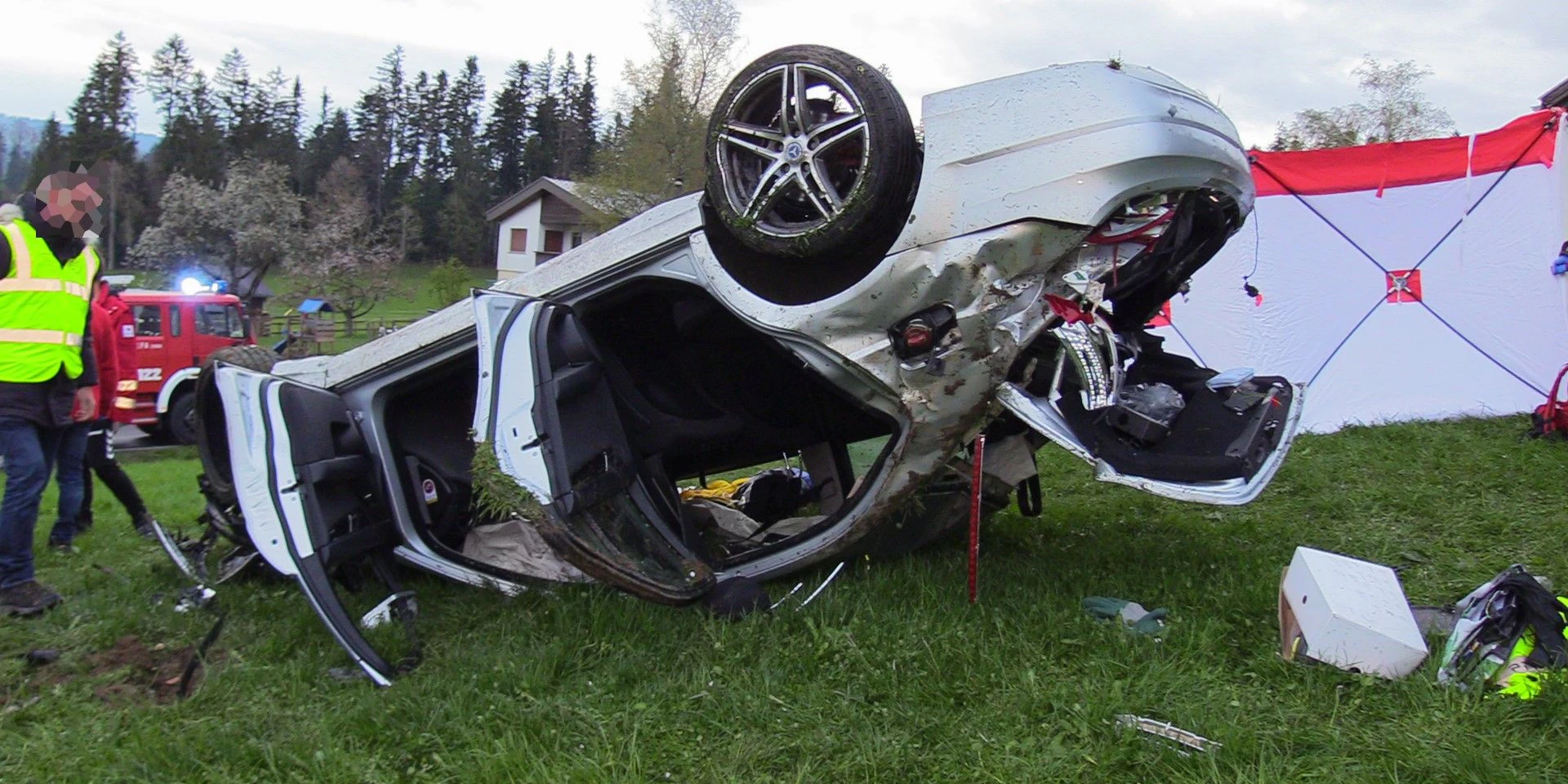 Das völlig zerstörte Unfallfahrzeug