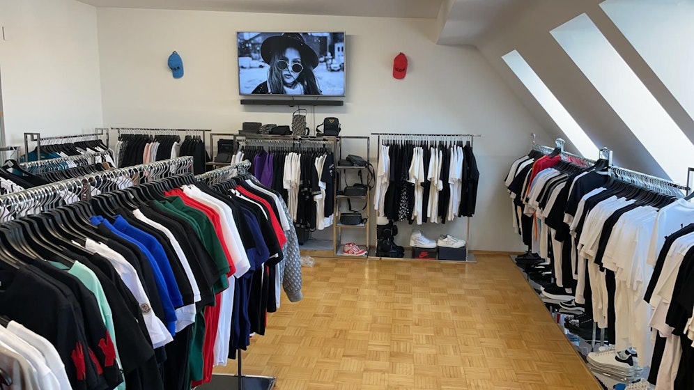 Finanzpolizei hebt illegale Boutique in Wien-Brigittenau aus.