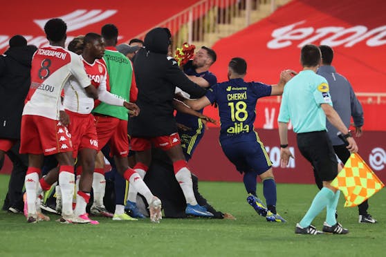 Rudelbildung nach dem Abpfiff: Die Kicker von Monaco und Lyon gingen aufeinander los.