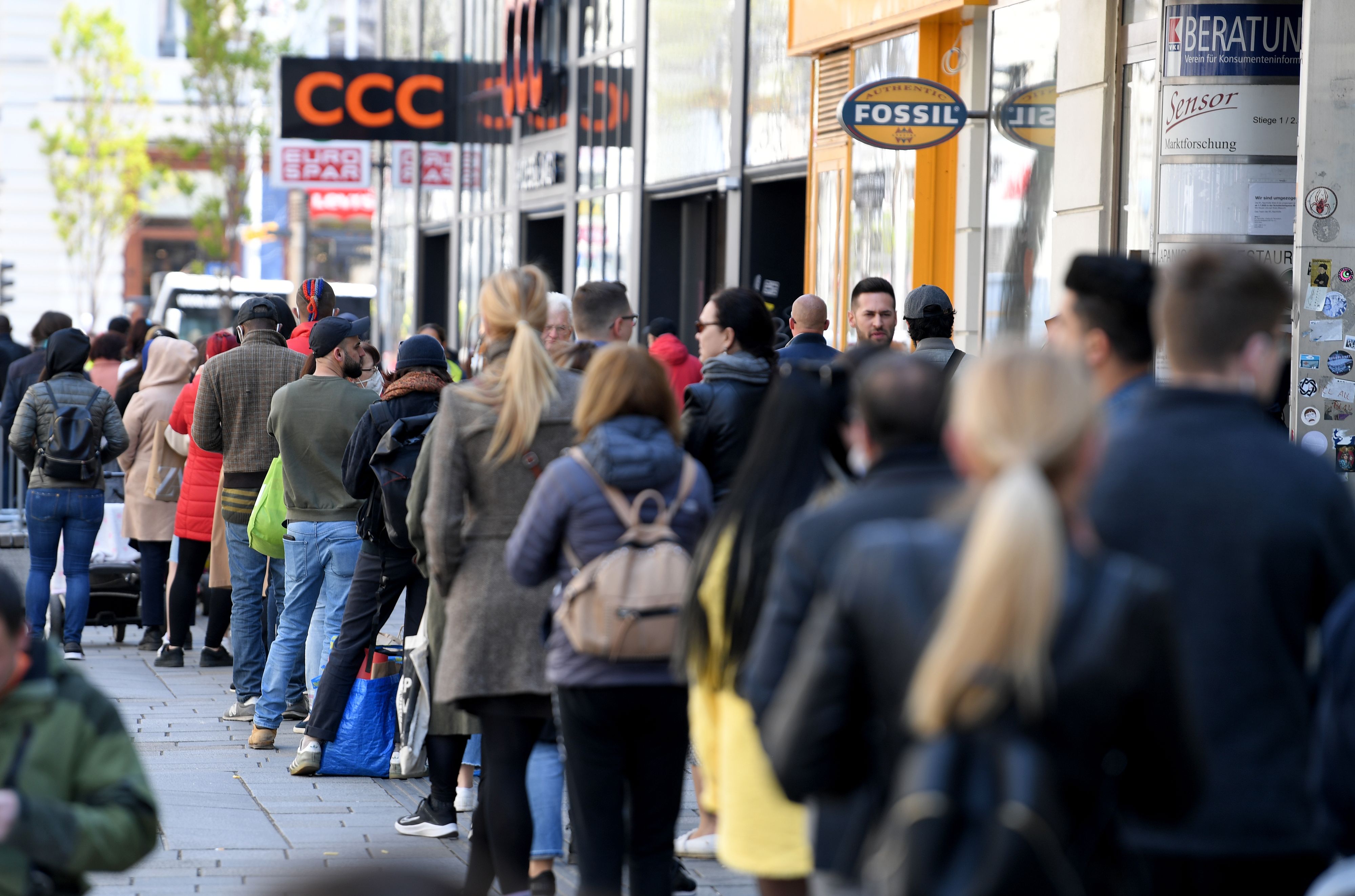 Menschenschlange vor einem Geschäft einer Einkaufsstraße in Wien am Montag, 3. Mai 2021. Nach dem Corona-bedingten Lockdown öffnen heute auch Geschäfte wieder für Kunden