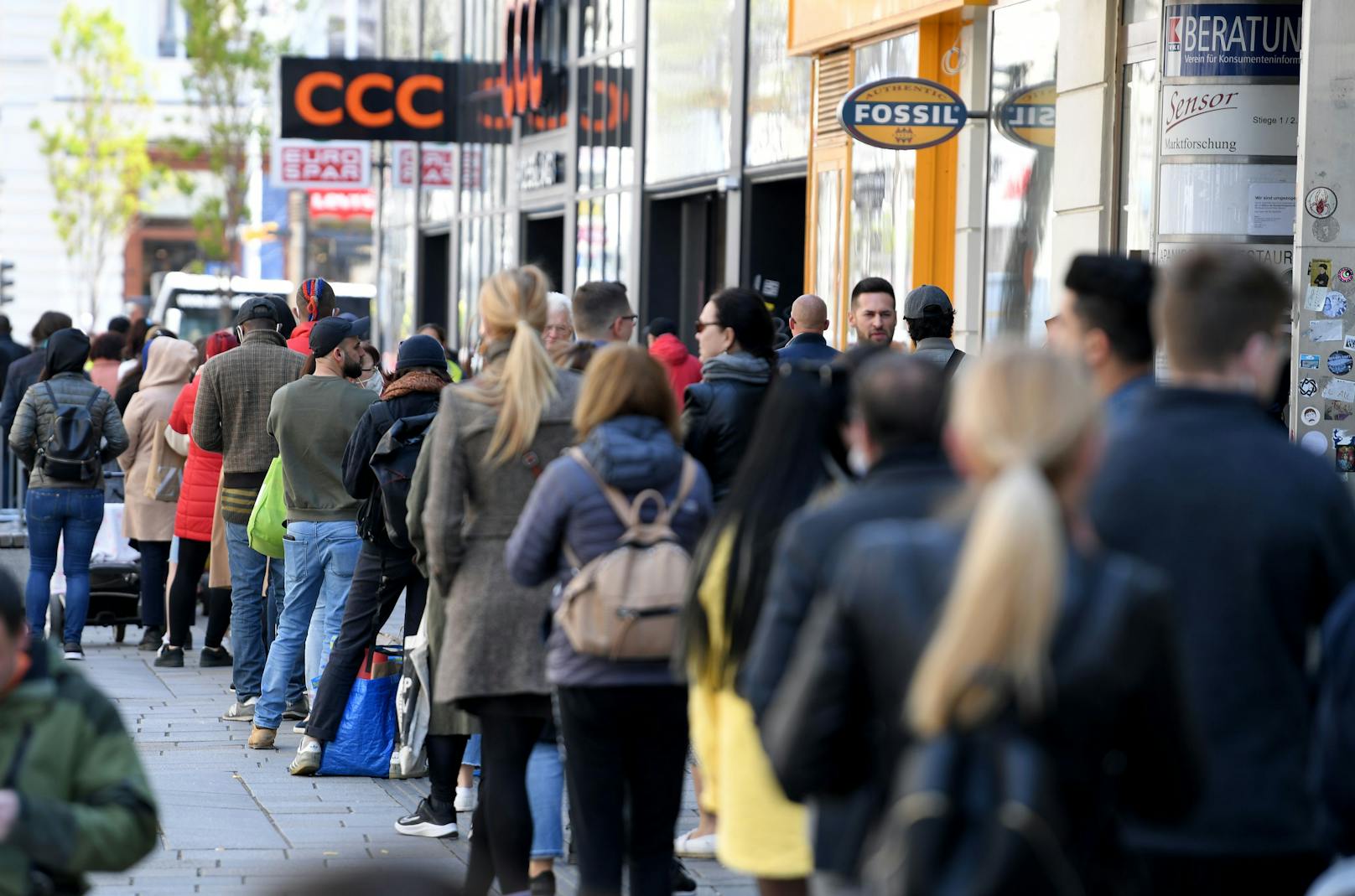 Menschenschlange vor einem Geschäft einer Einkaufsstraße in Wien am Montag, 3. Mai 2021.&nbsp;
