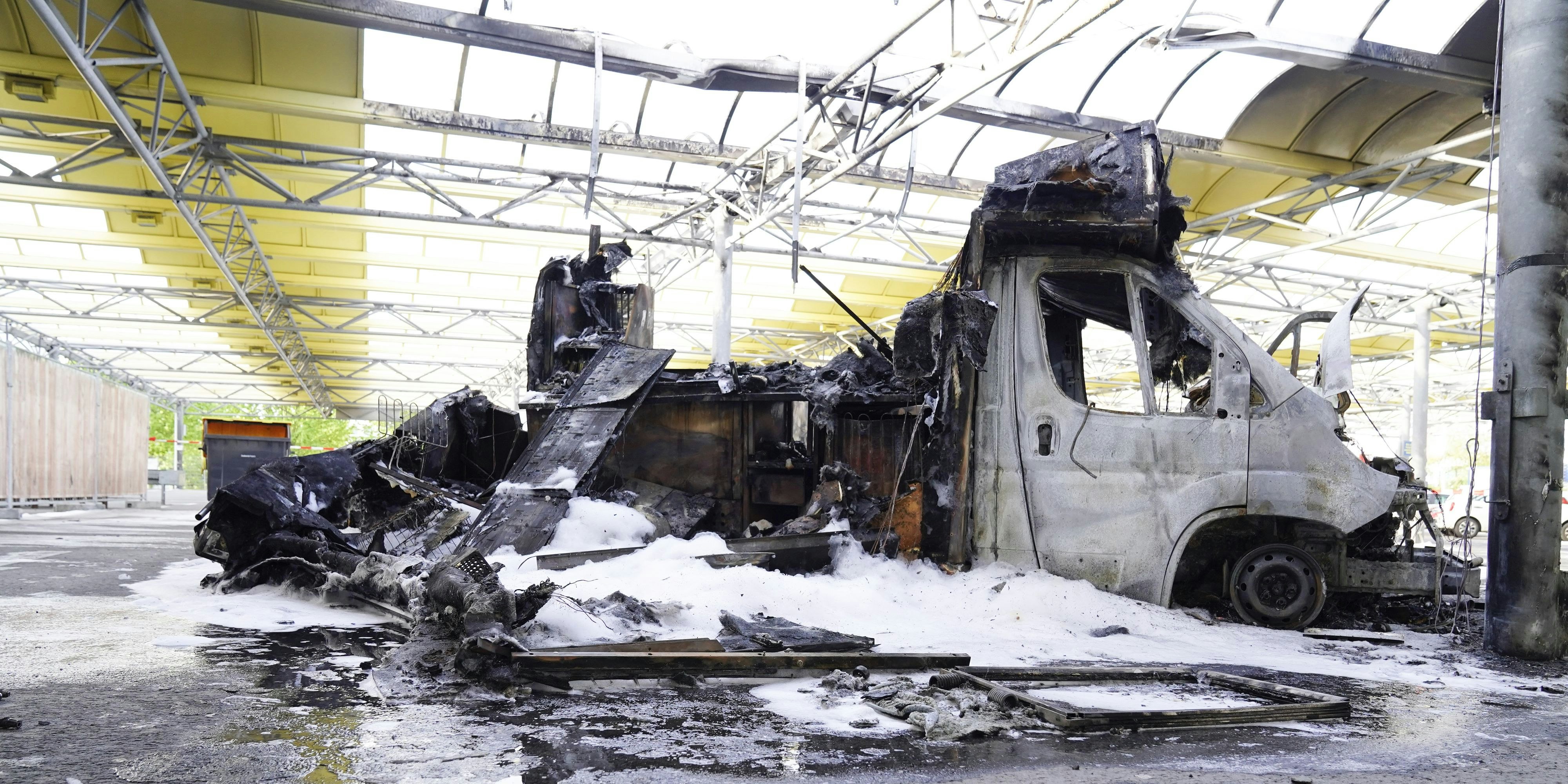 Willi Herrens erster Reibekuchen Foodtruck Rievkoochebud auf dem Selgross Gelände in Frechen bei Köln, der erst Mitte April eröffnet wurde, ist in der Nacht komplett ausgebrannt