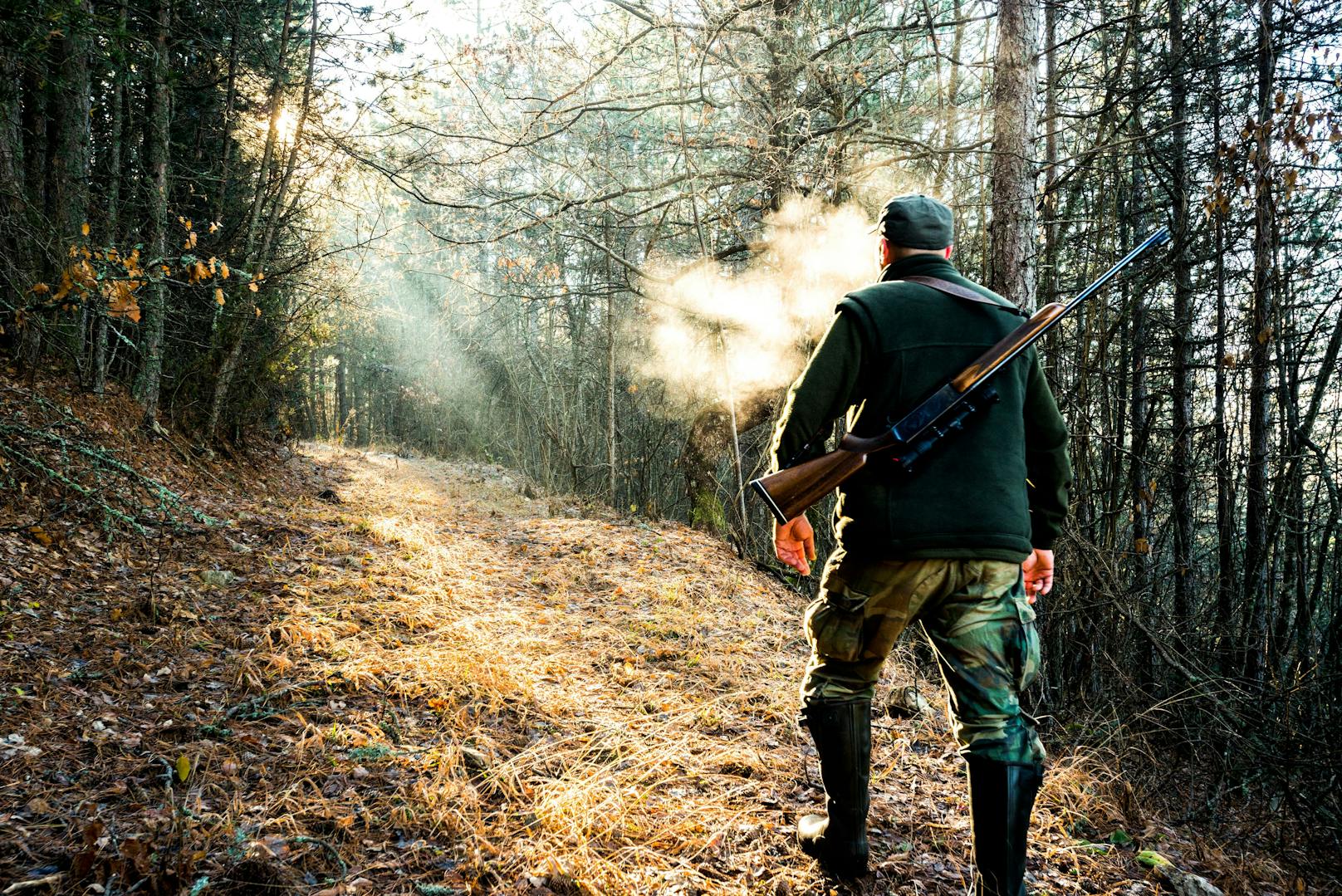 Jäger mit Gewehr im Wald. (Symbolbild)