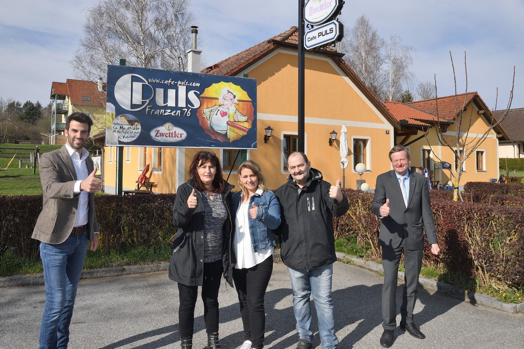 Klubobmann Udo Landbauer, Wirtefamilie Weißmann und Landesrat Gottfried Waldhäusl.