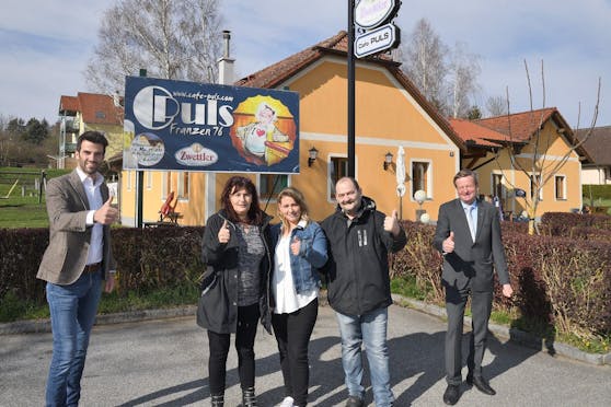 Klubobmann Udo Landbauer, Wirtefamilie Weißmann und Landesrat Gottfried Waldhäusl.