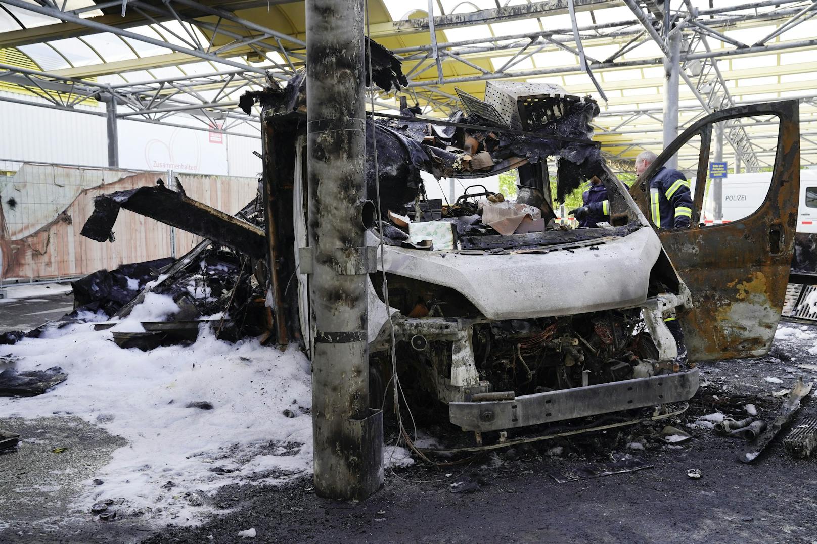 Sonntagnacht wurde die Feuerwehr bei Köln zu einem Einsatz gerufen, weil ein Wagen in Flammen stand.