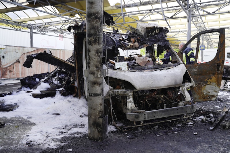 Sonntagnacht wurde die Feuerwehr bei Köln zu einem Einsatz gerufen, weil ein Wagen in Flammen stand.
