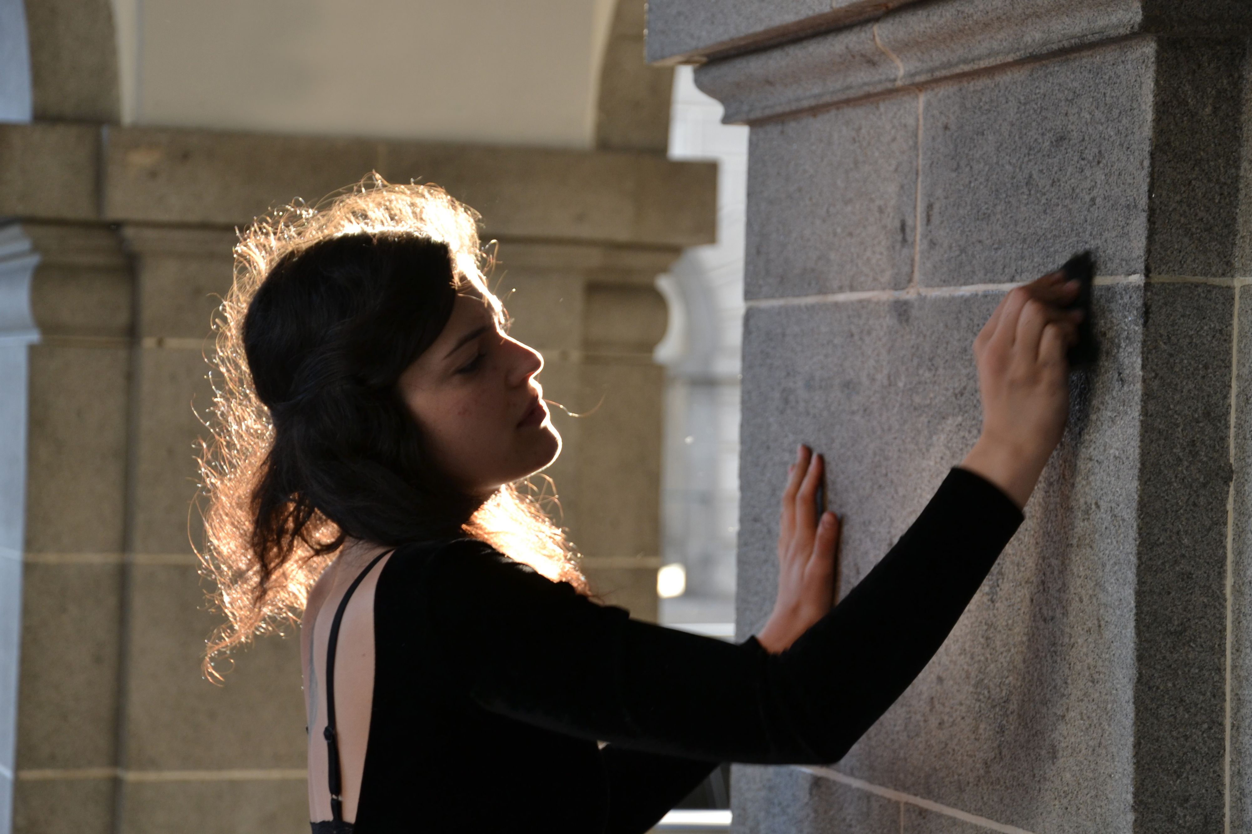 Susanna Melem (24) wird einen halben Tag lang ohne Pause an die Fassade des Arkadengangs beim Linzer Hauptplatz schreiben.
