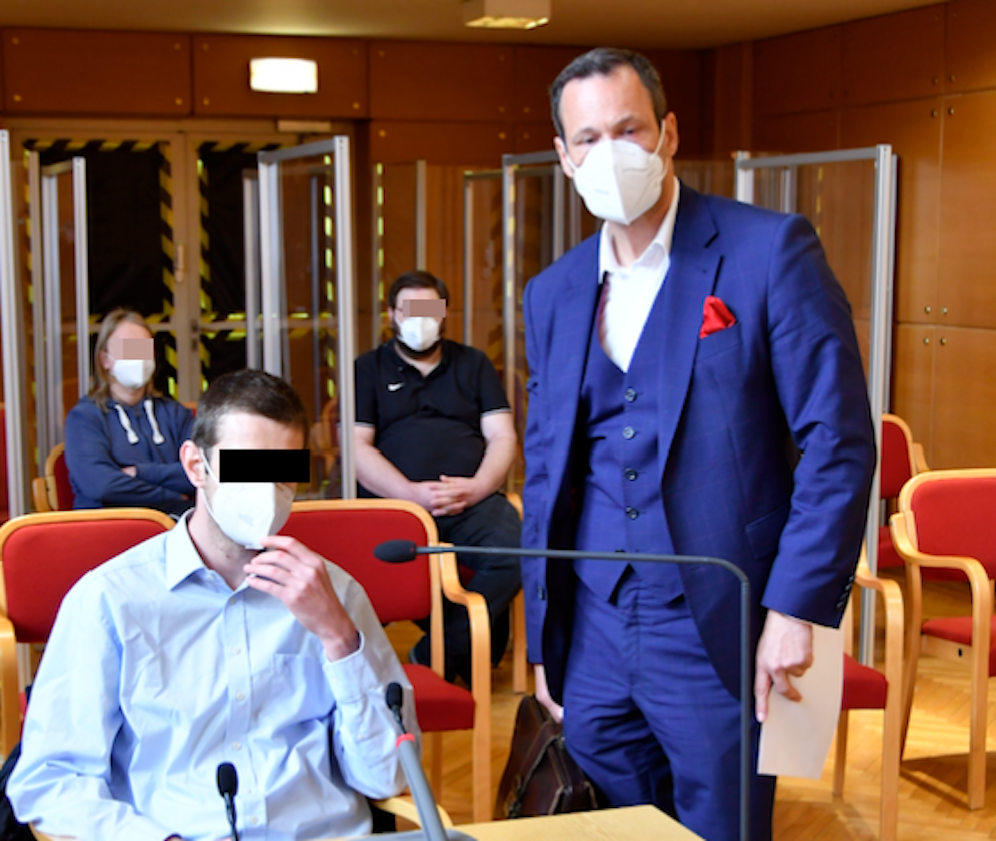 Der 36-jährige Angeklagte mit seinem Verteidiger Andreas Mauhart Montagvormittag im Landesgericht Linz.