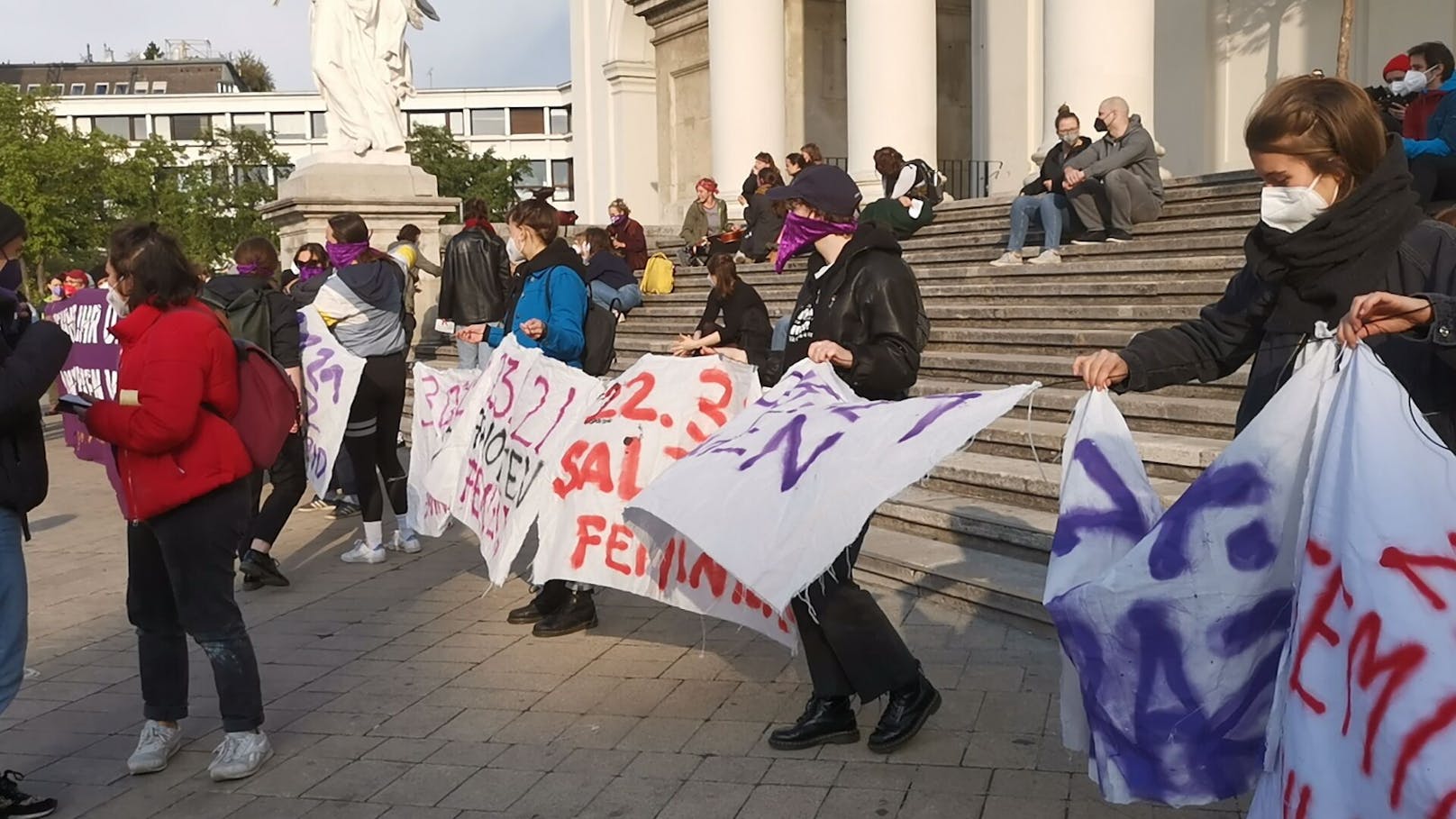 Am Montag (03.05.2021) fand am Karlsplatz eine Demonstration gegen Frauenmorde statt.